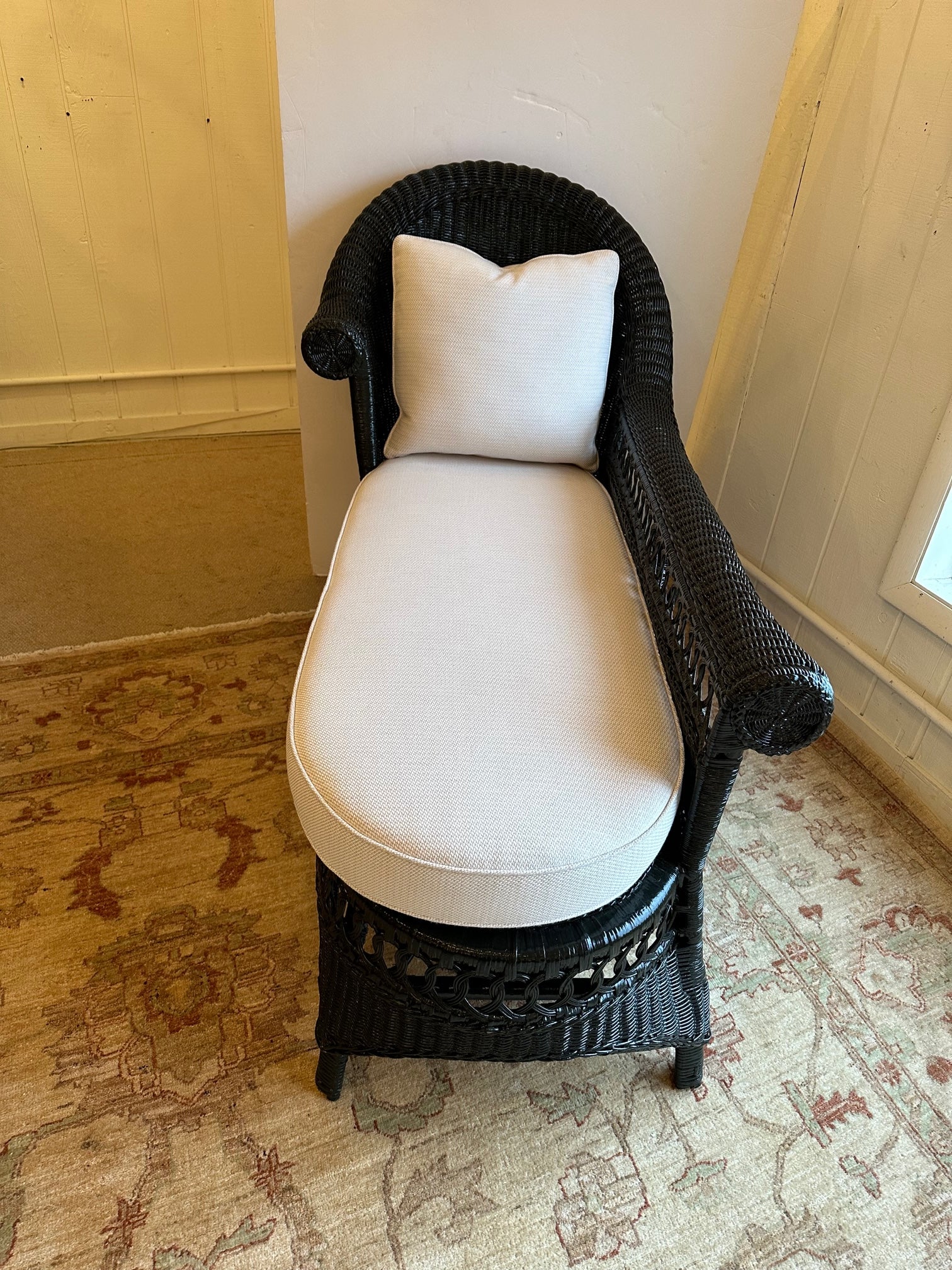 Superb antique wicker chaise in fabulous updated condition painted a very dark green almost black, with new upholstered custom seat cushion and pillow.
Seat h 21 Seat d 21
Arm height 27.5