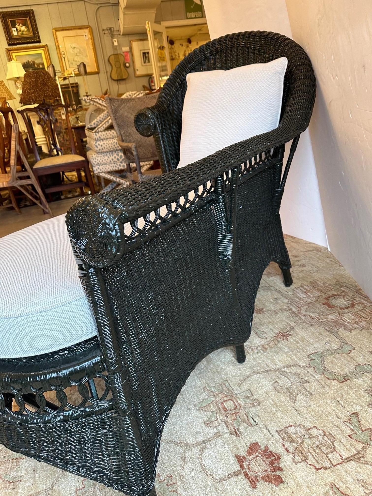 Incredible Restored Vintage Painted Wicker Chaise Longue with New Cushion In Good Condition For Sale In Hopewell, NJ