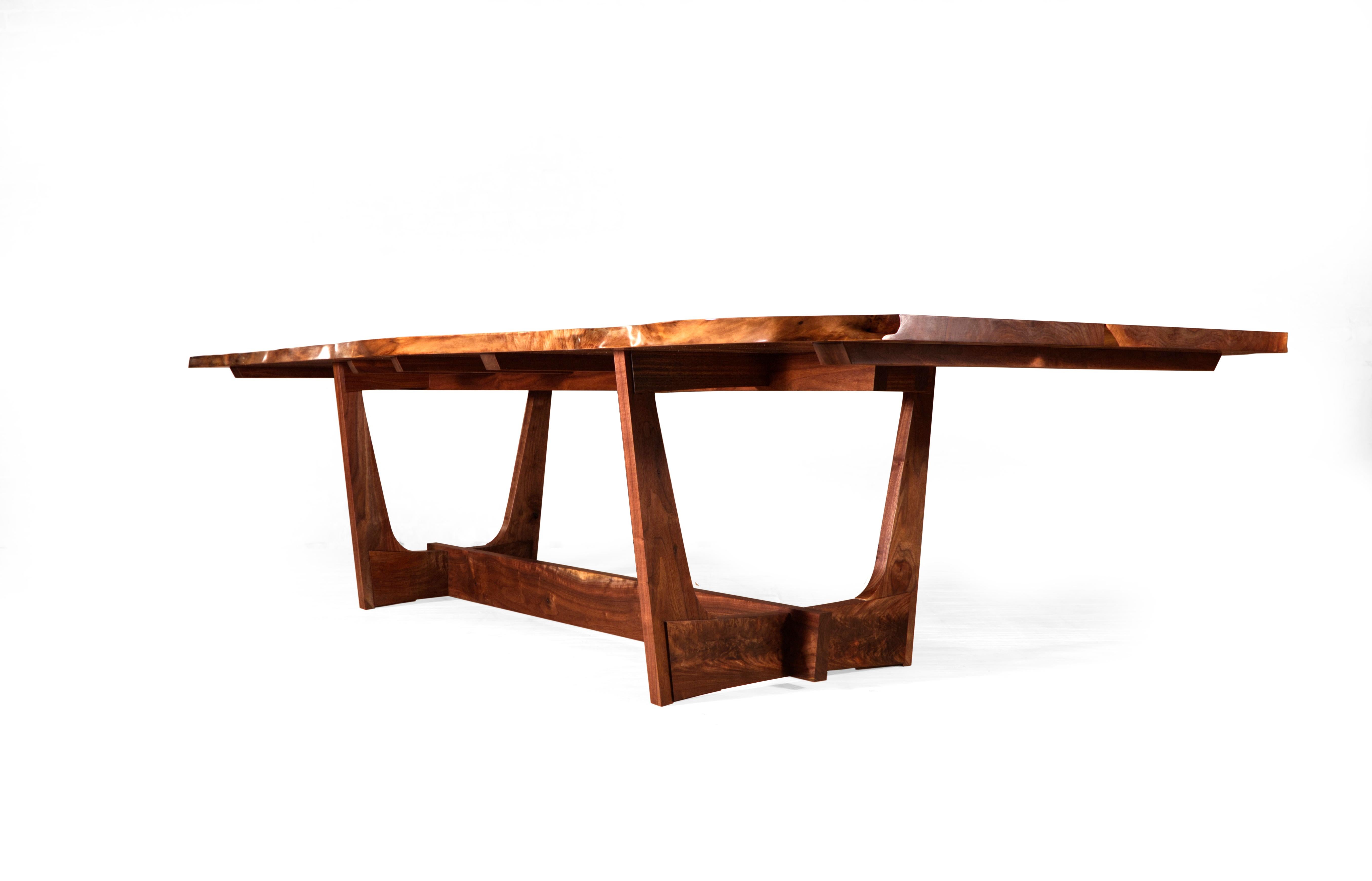 Der Lake Tahoe-Tisch ist ein Zeugnis für gutes Handwerk. Die schlichte Form des Tisches, der nach den Grundsätzen der handwerklichen Tischlerei entworfen wurde, unterstreicht sowohl die Auswahl des Holzes als auch die handwerkliche Verarbeitung.