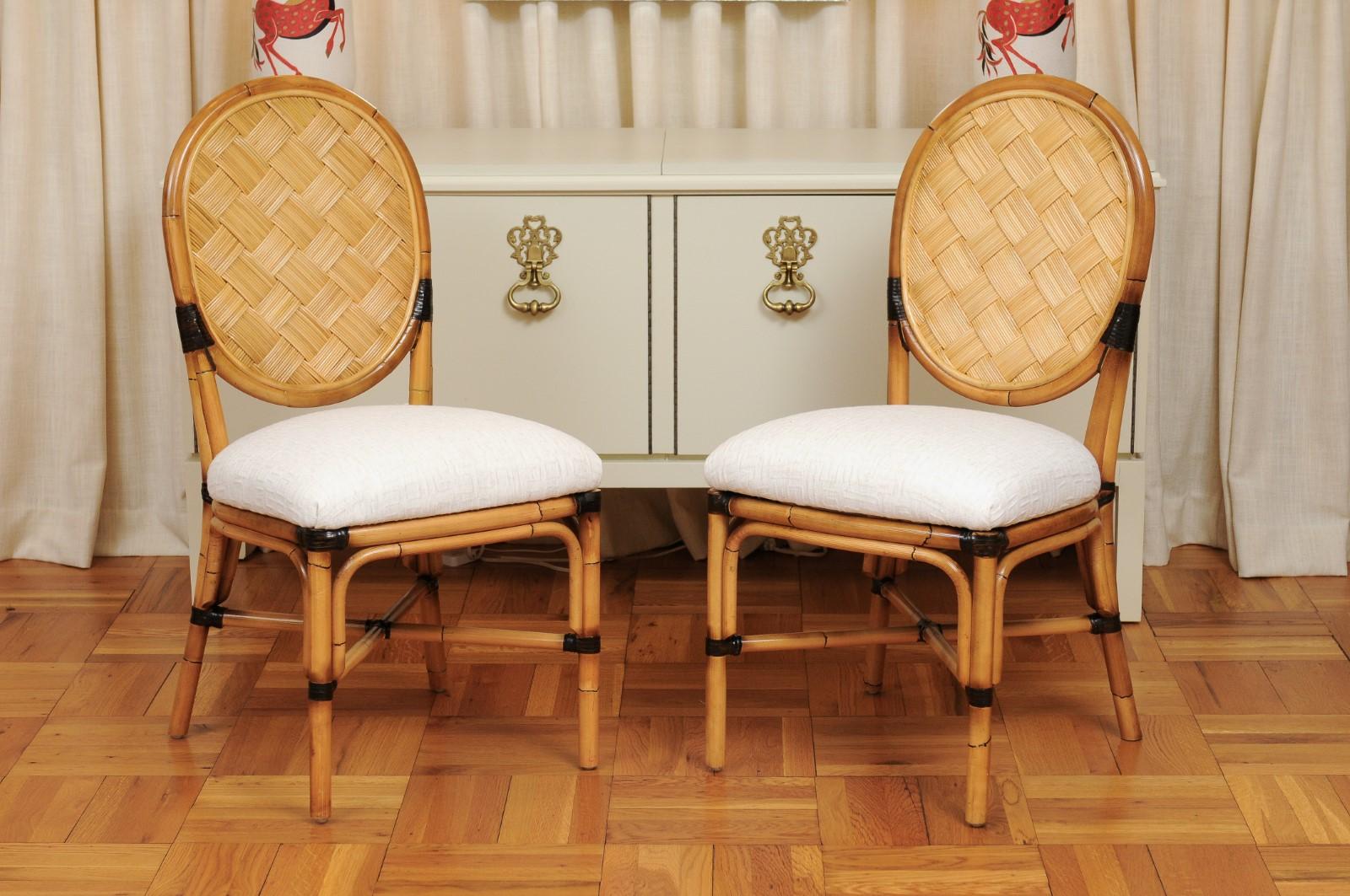 Incroyable ensemble de 12 chaises de salle à manger sur mesure dans le style de John Hutton en vente 10