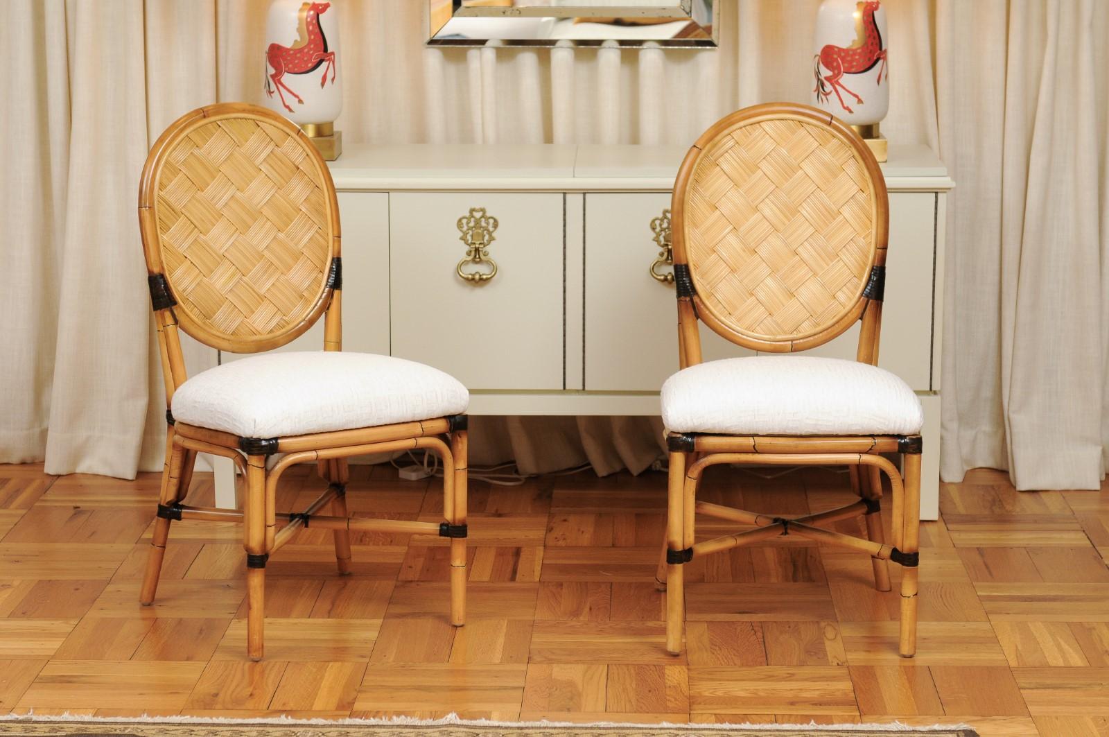 Ce magnifique ensemble unique de chaises de salle à manger est expédié tel qu'il a été photographié par des professionnels et décrit dans le texte de l'annonce : Méticuleusement restauré par des professionnels, nouvellement tapissé et complètement