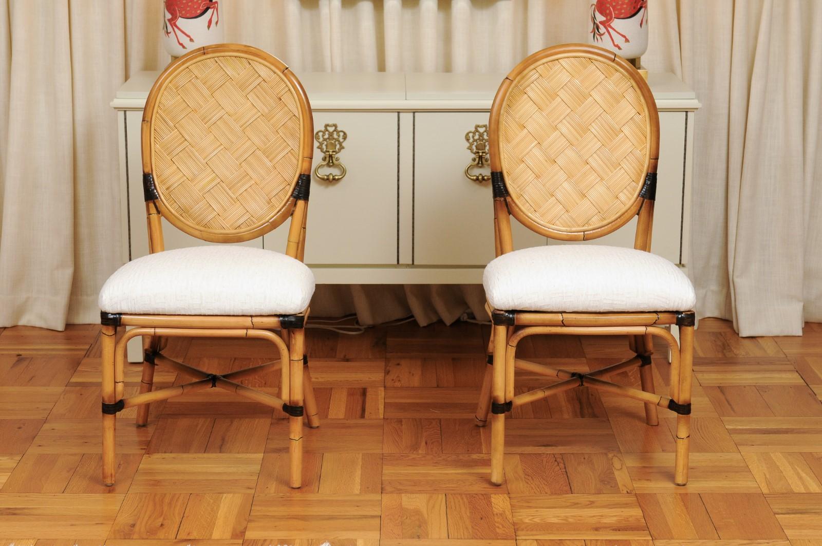 Incroyable ensemble de 12 chaises de salle à manger sur mesure dans le style de John Hutton en vente 1