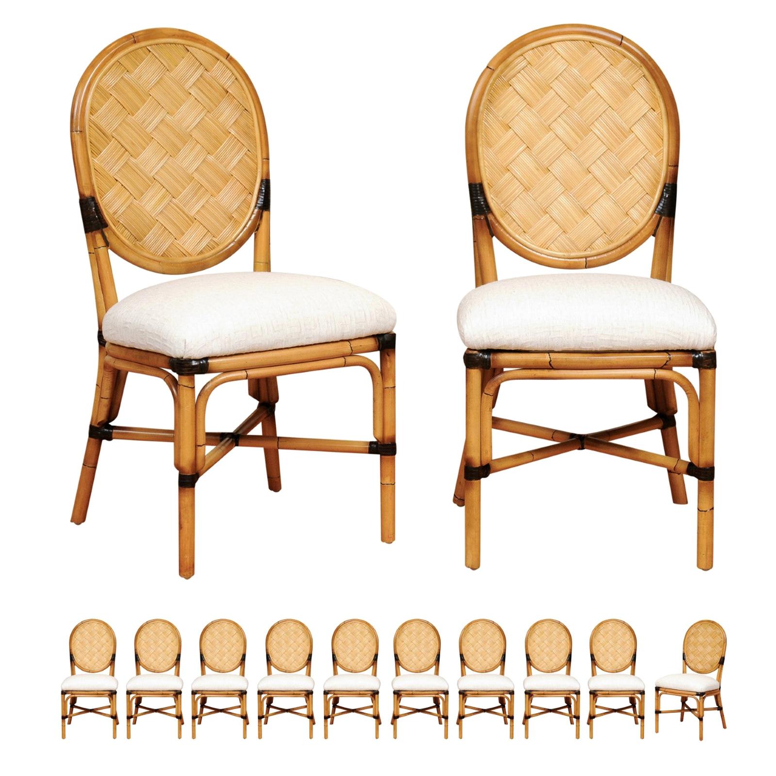 Incroyable ensemble de 12 chaises de salle à manger sur mesure dans le style de John Hutton en vente