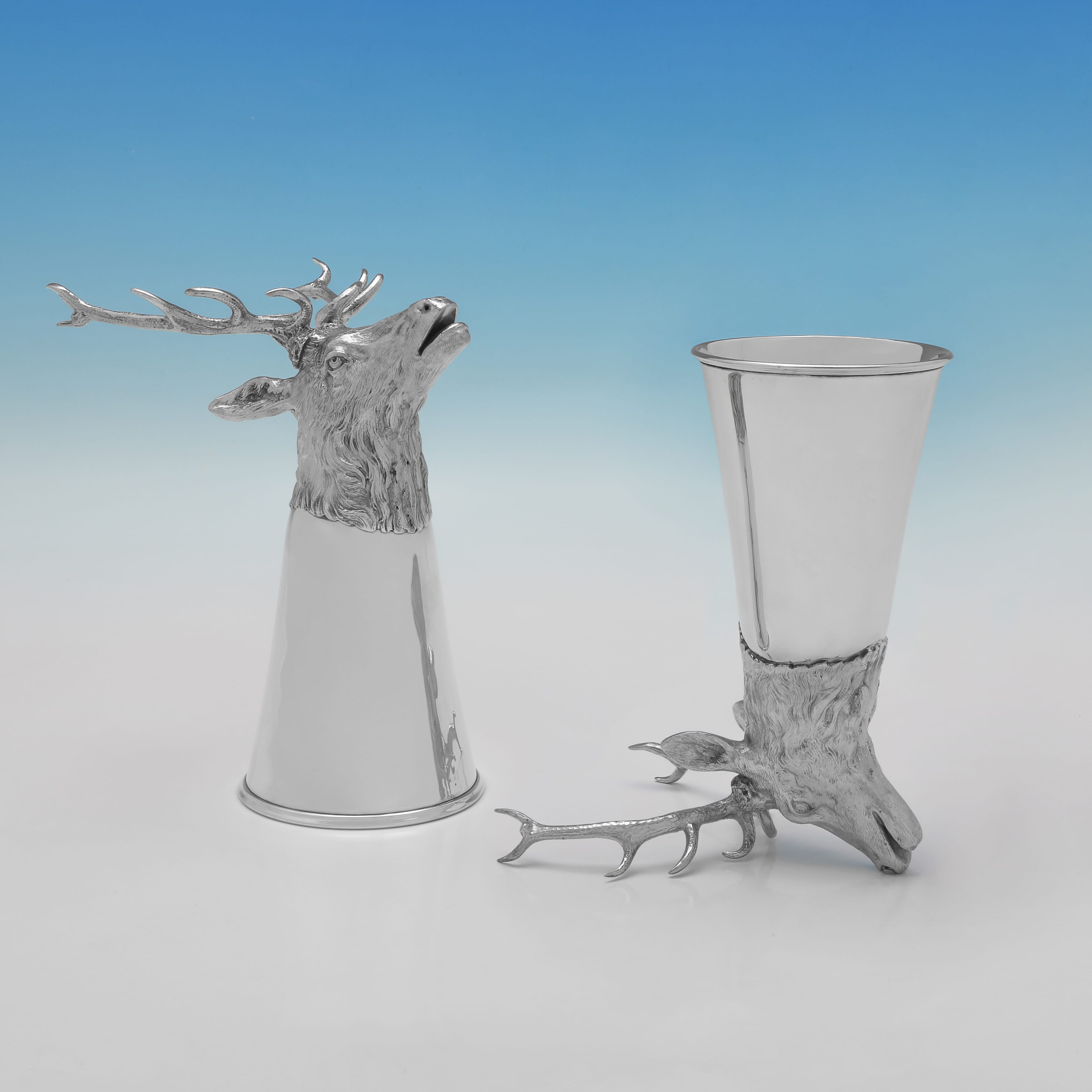 Dieser erstaunliche Satz von 24 Steigbügelbechern aus Sterlingsilber aus der Zeit von Elisabeth II. wurde um 1970 in Deutschland von Tiffany & Co. hergestellt und ist wunderschön als Hirschkopf modelliert. Jeder Steigbügelhalter ist 18 cm (7