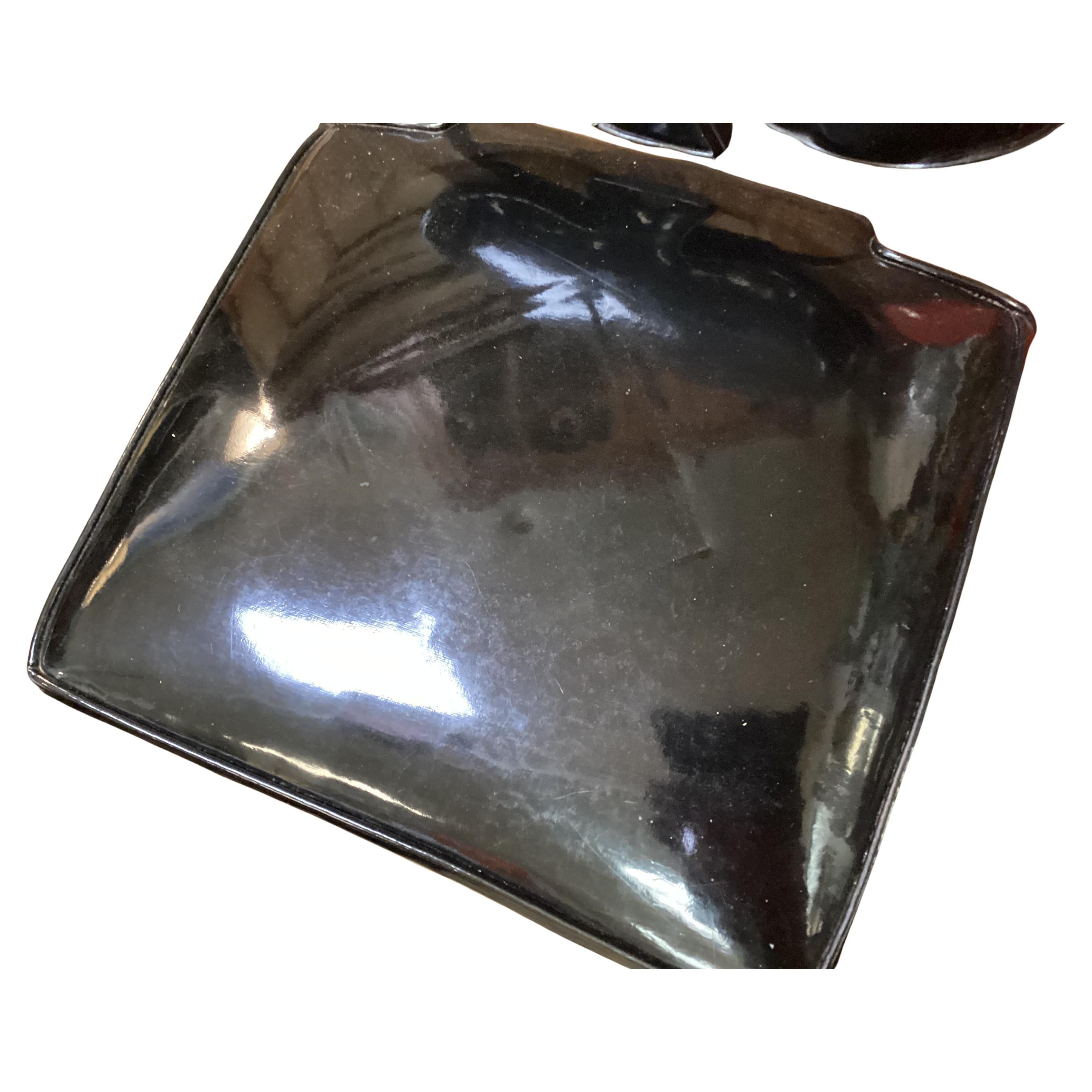 Asombroso conjunto de sillas auxiliares de mediados de siglo con motivos de naipes de tréboles, diamantes, corazones y picas. Los Corazones, y los Diamantes  por supuesto, en Vinilo Rojo grueso y los Tréboles y Picas siguiendo el ejemplo en Negro.