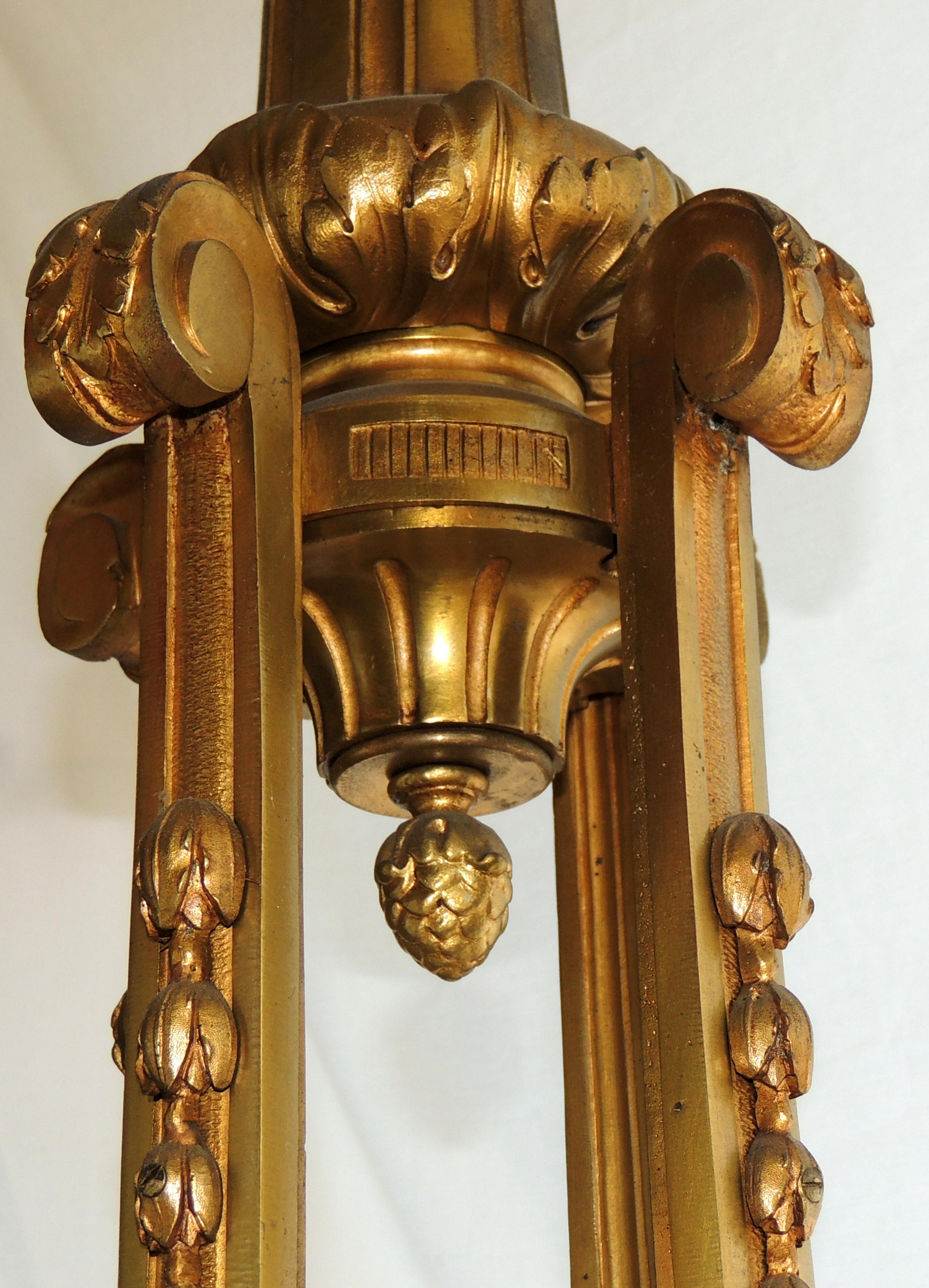 Incredibile lampadario firmato da Henry Vian in bronzo doré neoclassico e massiccio In condizioni buone in vendita a Roslyn, NY