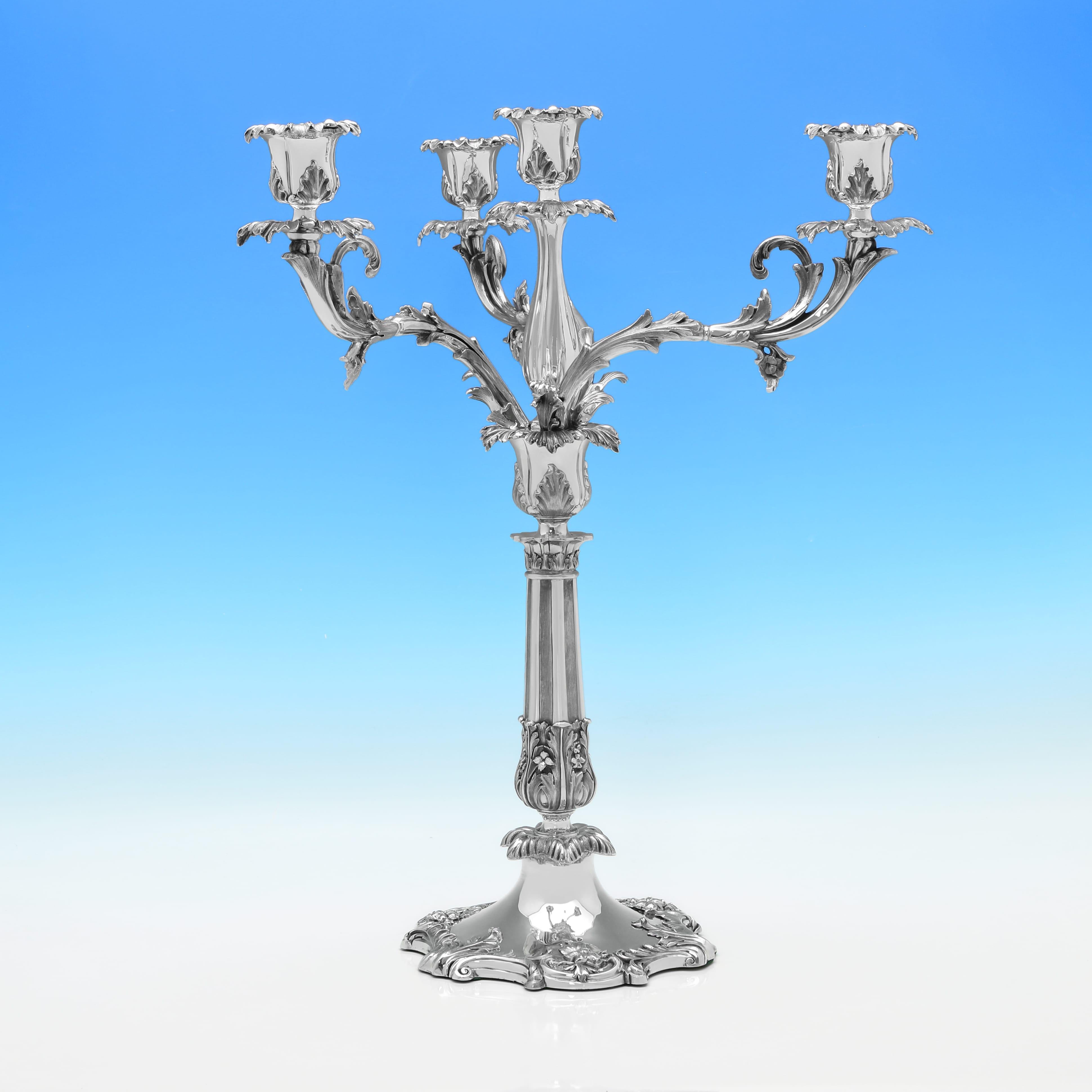 Marchiata a Londra nel 1847 da Benjamin Smith III, questa splendida suite di candelabri antichi in argento sterling di epoca vittoriana è composta da una coppia di candelabri a 3 luci e da un candelabro centrale a 4 luci, che farebbe bella mostra di