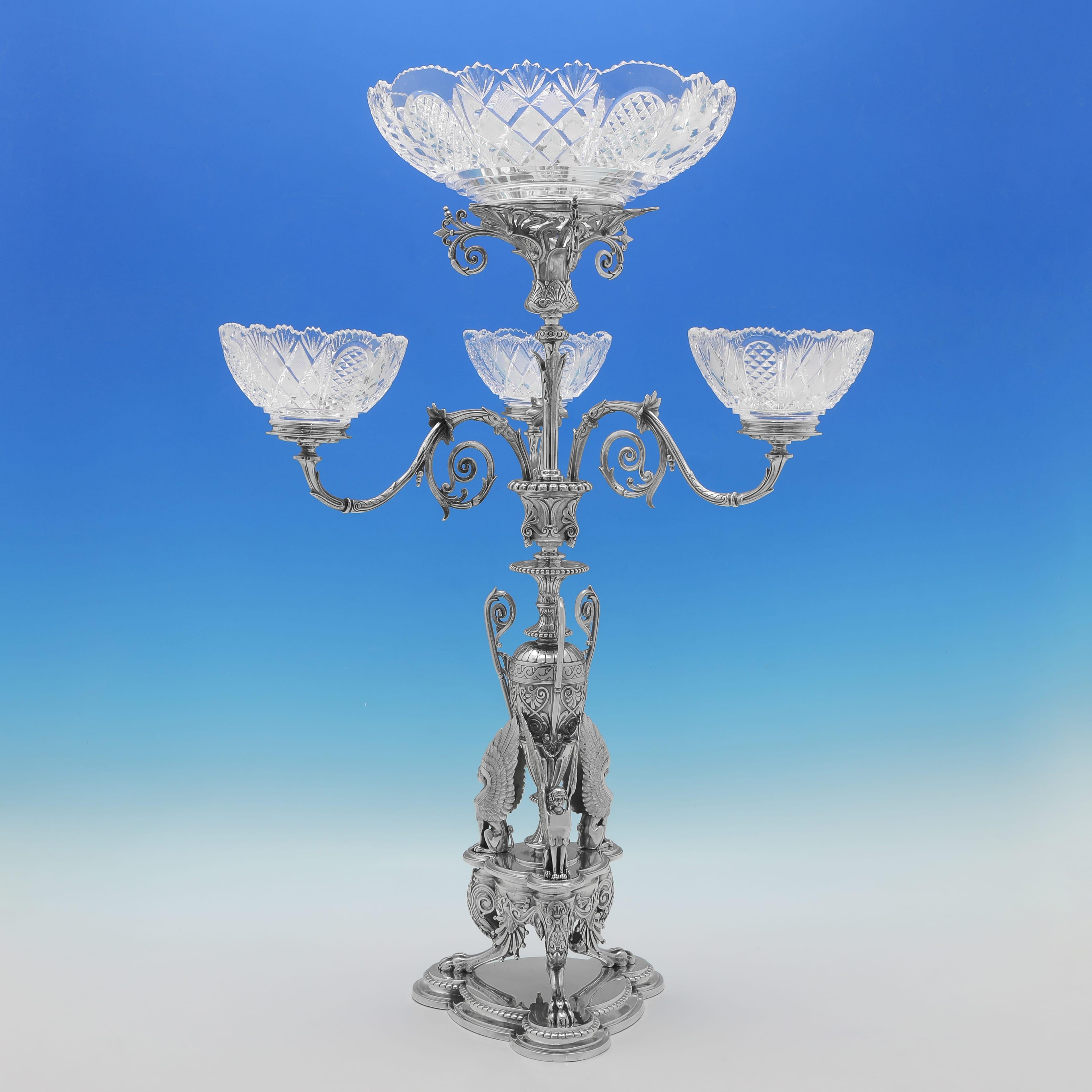 Poinçonnée à Birmingham entre 1873 et 1885 par Elkington & Co, cette incroyable suite victorienne de desserts en argent sterling ancien est de style néo-égyptien et comprend un grand centre de table avec trois petits plats latéraux en verre et un