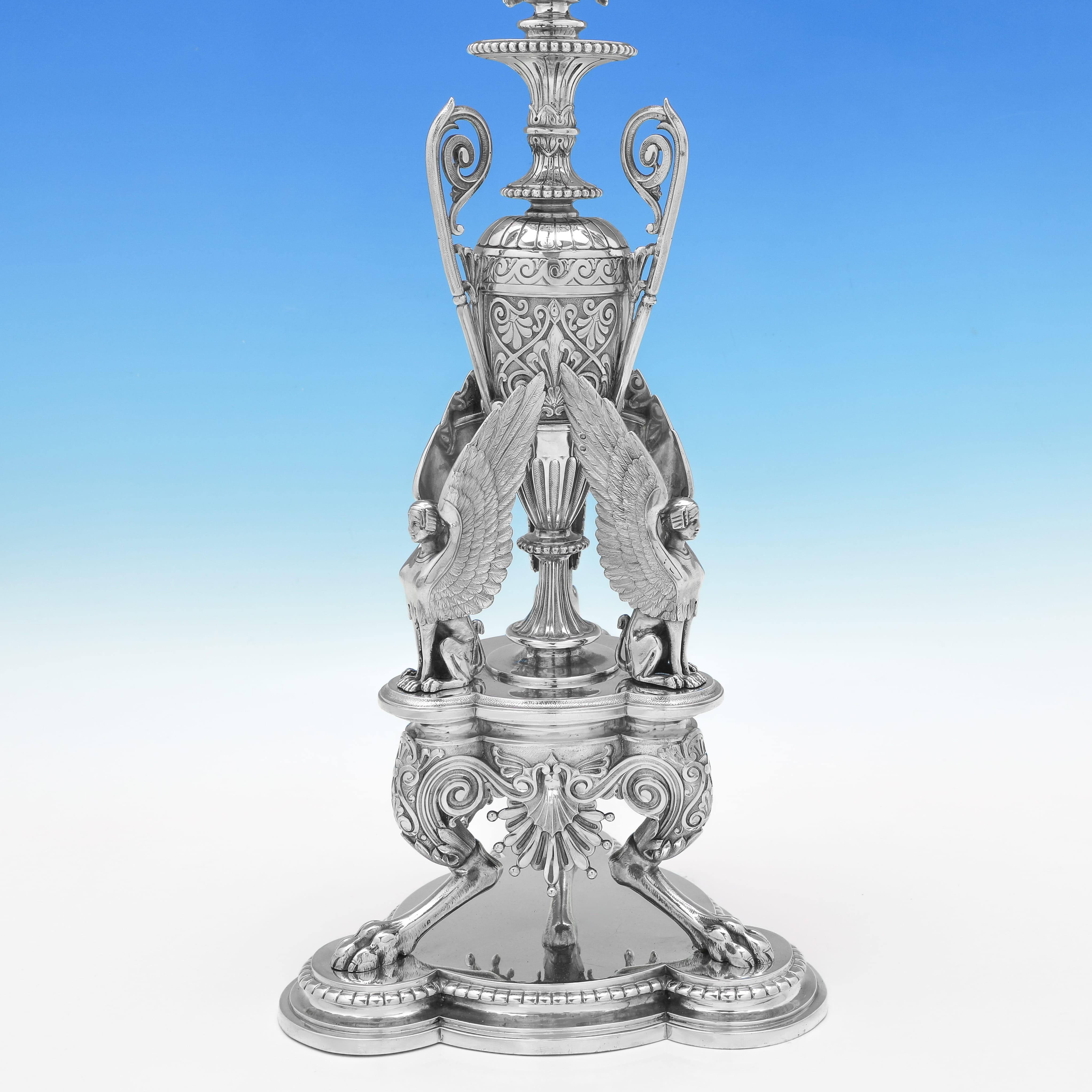 Fin du XIXe siècle Incroyable ensemble de supports à dessert néo-égyptiens - centre de table 1873-1885 en vente