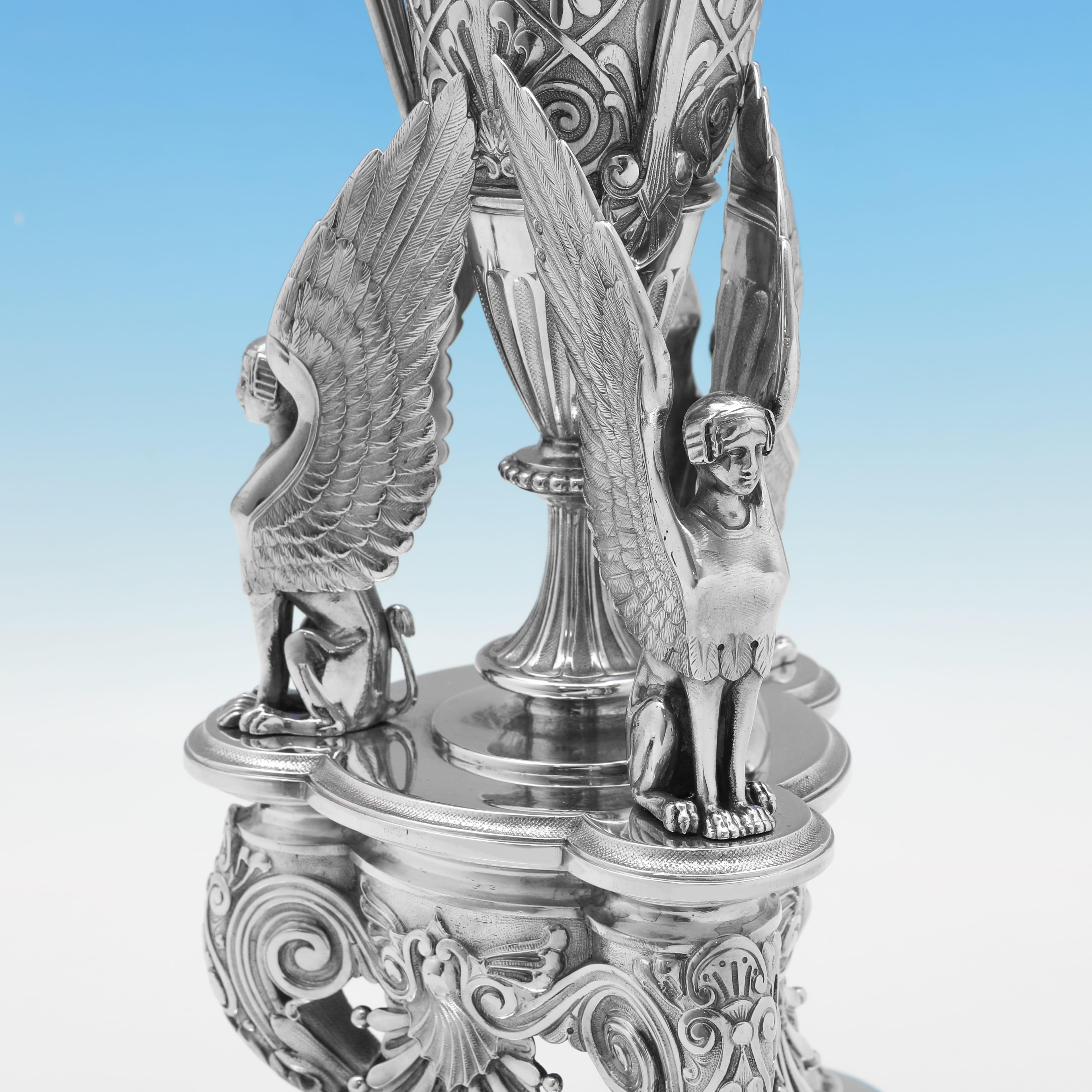 Argent sterling Incroyable ensemble de supports à dessert néo-égyptiens - centre de table 1873-1885 en vente