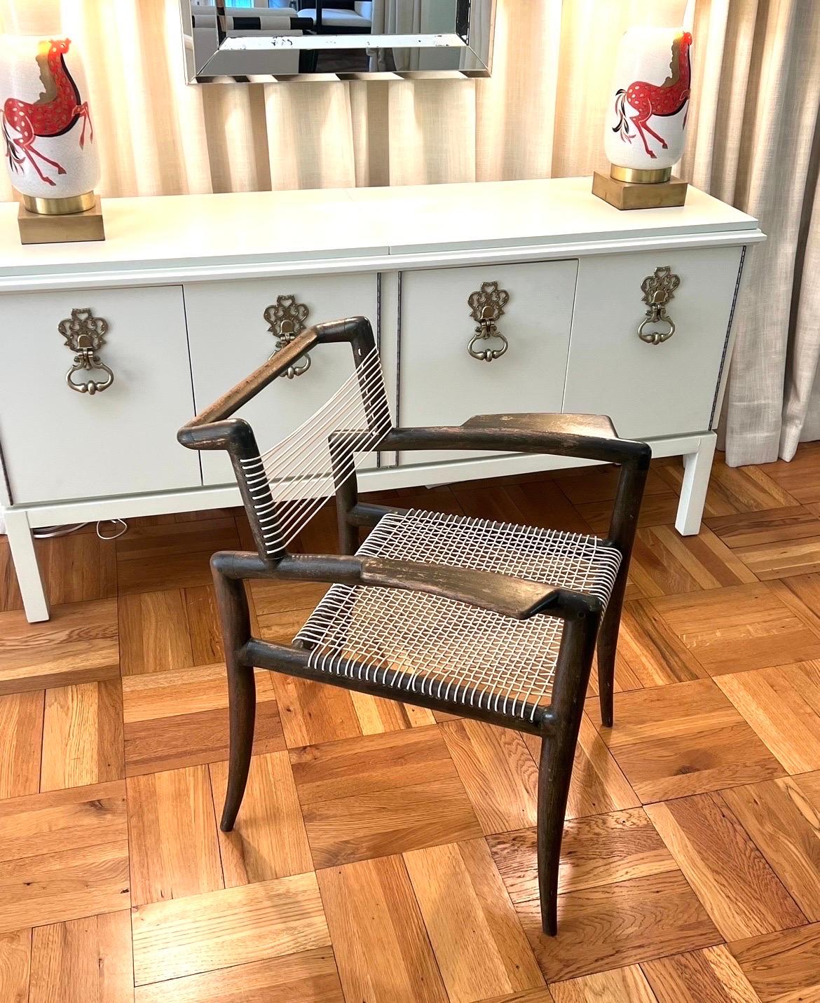 Lo más raro de lo raro: un excepcional conjunto, meticulosamente restaurado, de doce (12) icónicas sillas de comedor modernas con brazos Klismos, obra del estimado Charles A. Allen y producidas por Regil de Yucatán, México, hacia 1950. Los