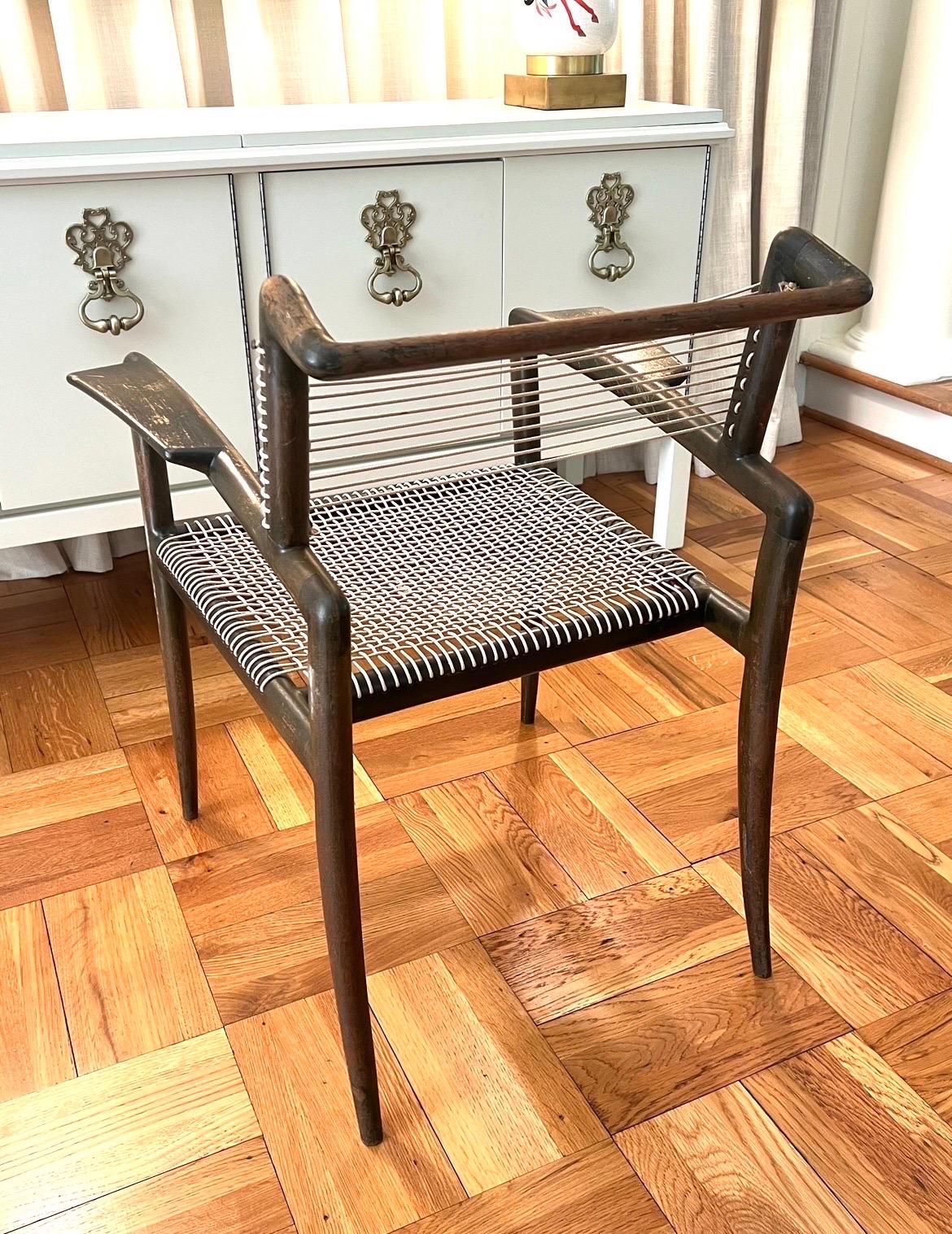 Increíble conjunto superviviente de 12 sillones modernos Klismos de Charles Allen, c 1950 Nogal en venta