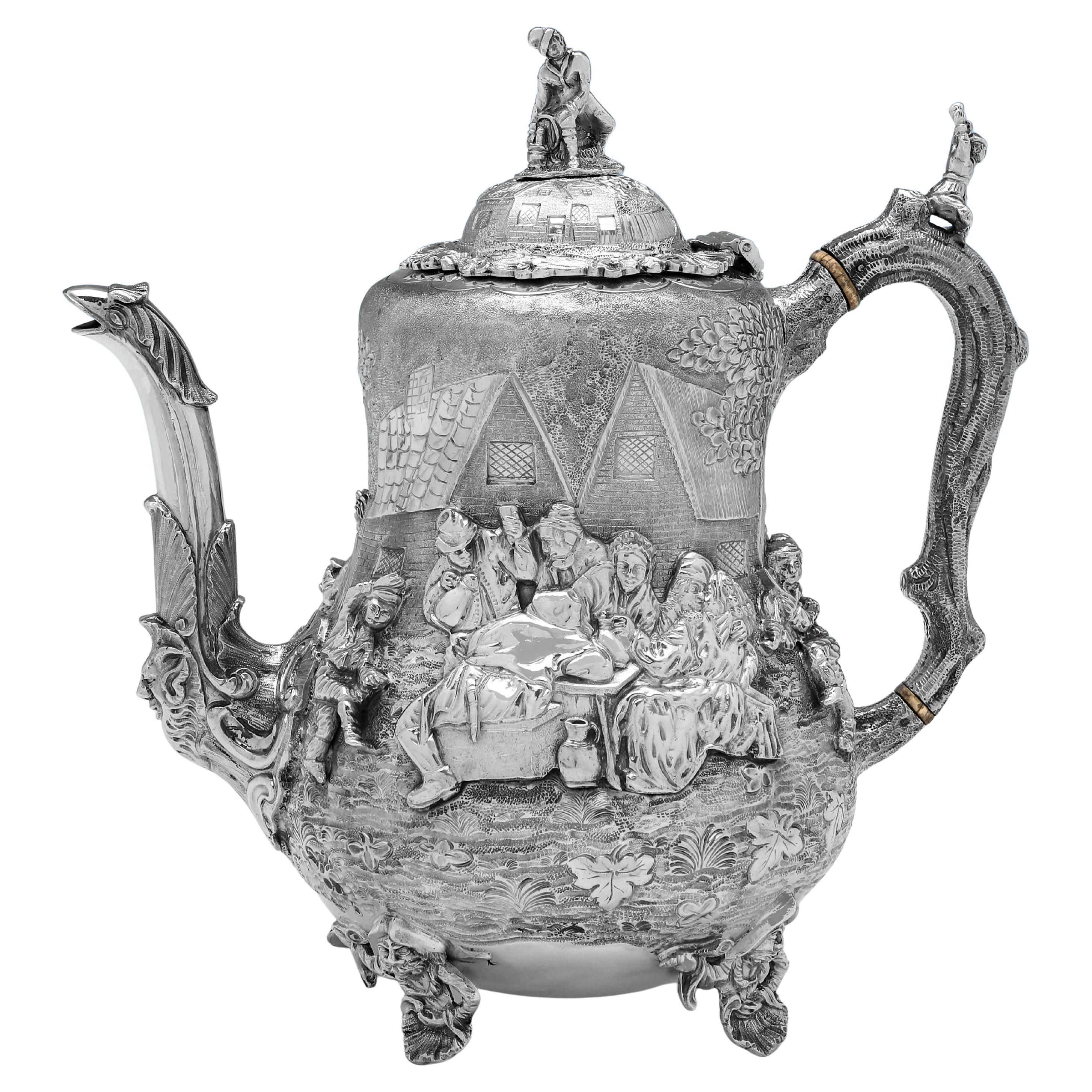 Marcado en Londres en 1880 por Daniel & Charles Houle, este increíble Juego de Té Victoriano Antiguo de Plata de Ley está elaboradamente decorado con una escena de taberna a la manera del famoso pintor flamenco David Teniers el Joven. El servicio de