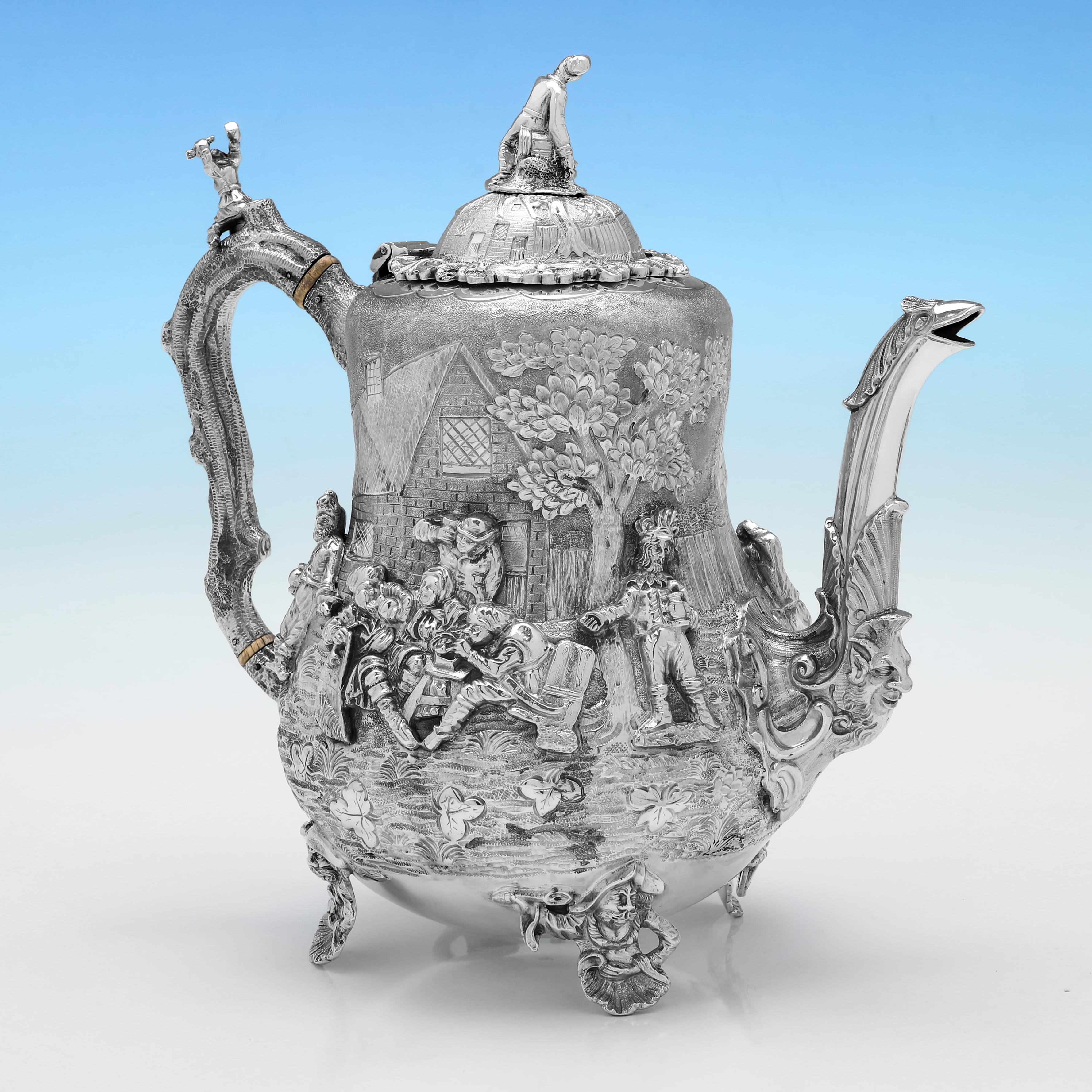 Increíble servicio de té y café de plata de ley estilo Teniers con matasellos de 1880 Victoriano en venta