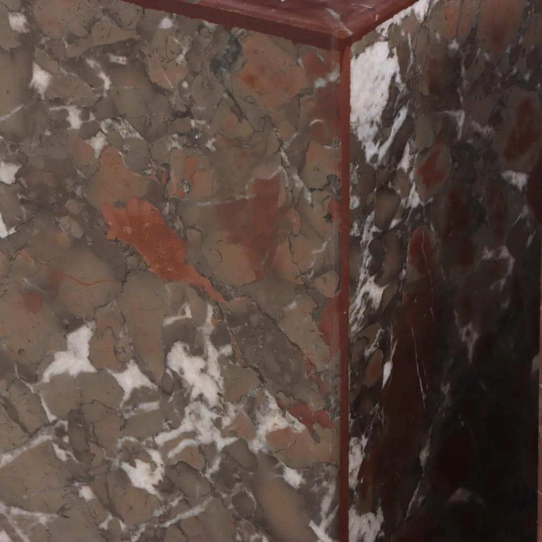 Una declaración escultórica de pura materialidad, esta mesa pilar vintage de mármol Rosso Levanto es un hallazgo poco común para la Colección Lemieux Et Cie. Con sus profundas tonalidades sangre de buey y sus intrincadas vetas artísticas, la rica