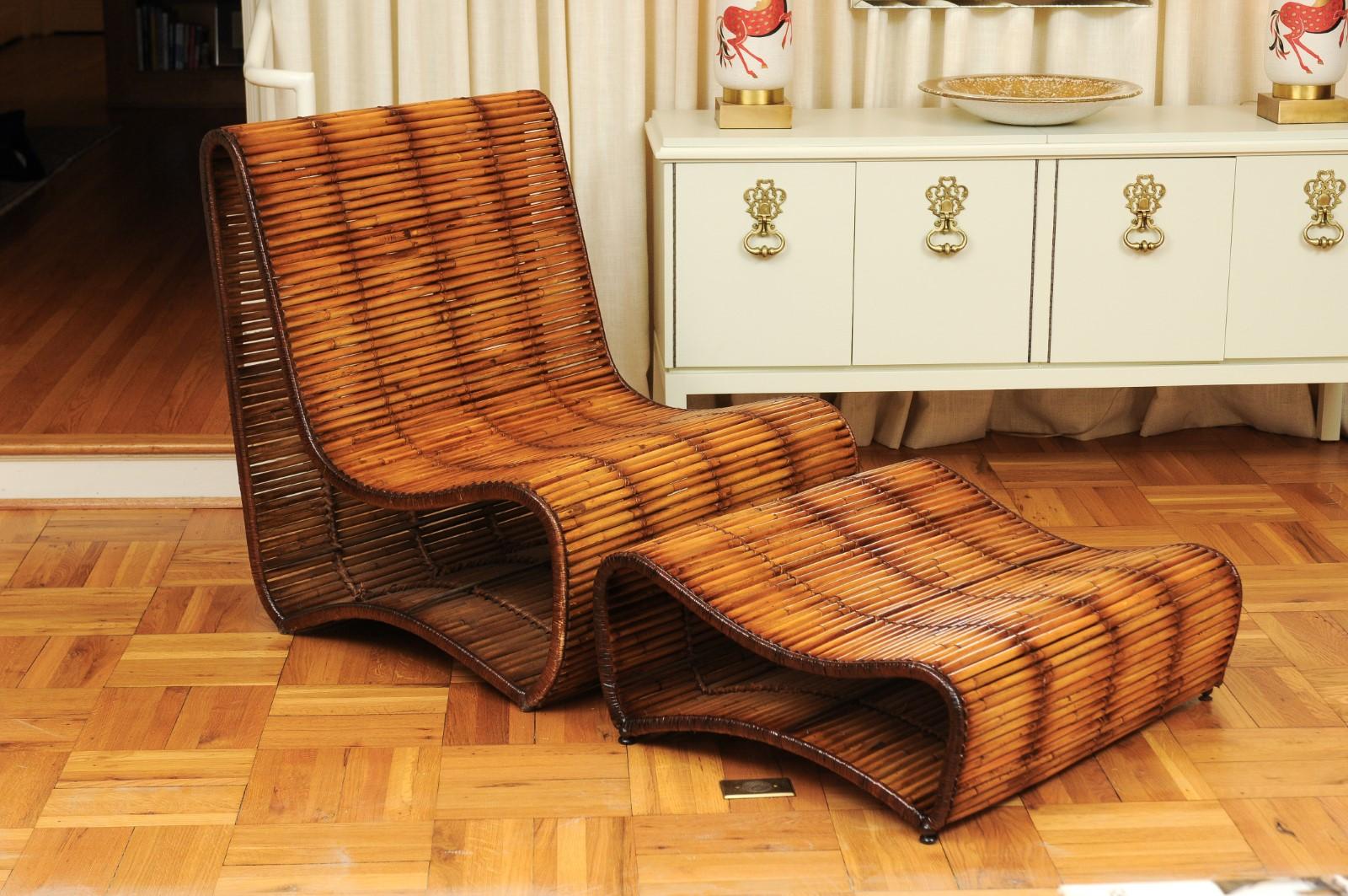 Una rara coppia di maestose sedie a pantofola di grandi dimensioni e di pouf abbinati del grande Danny Ho Fong per Tropi-cal, circa 1970. Pesante struttura in ferro battuto rifinita in bambù, con accenti di canna da zucchero. Design, selezione dei