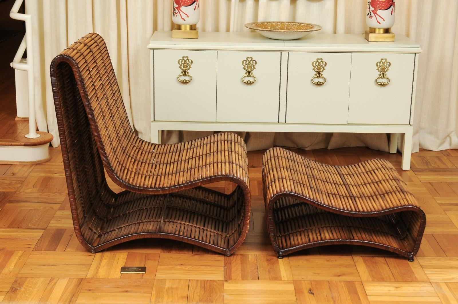 Fine XX secolo Incredibile coppia di poltrone e pouf Wave di Danny Ho Fong, circa 1970 in vendita