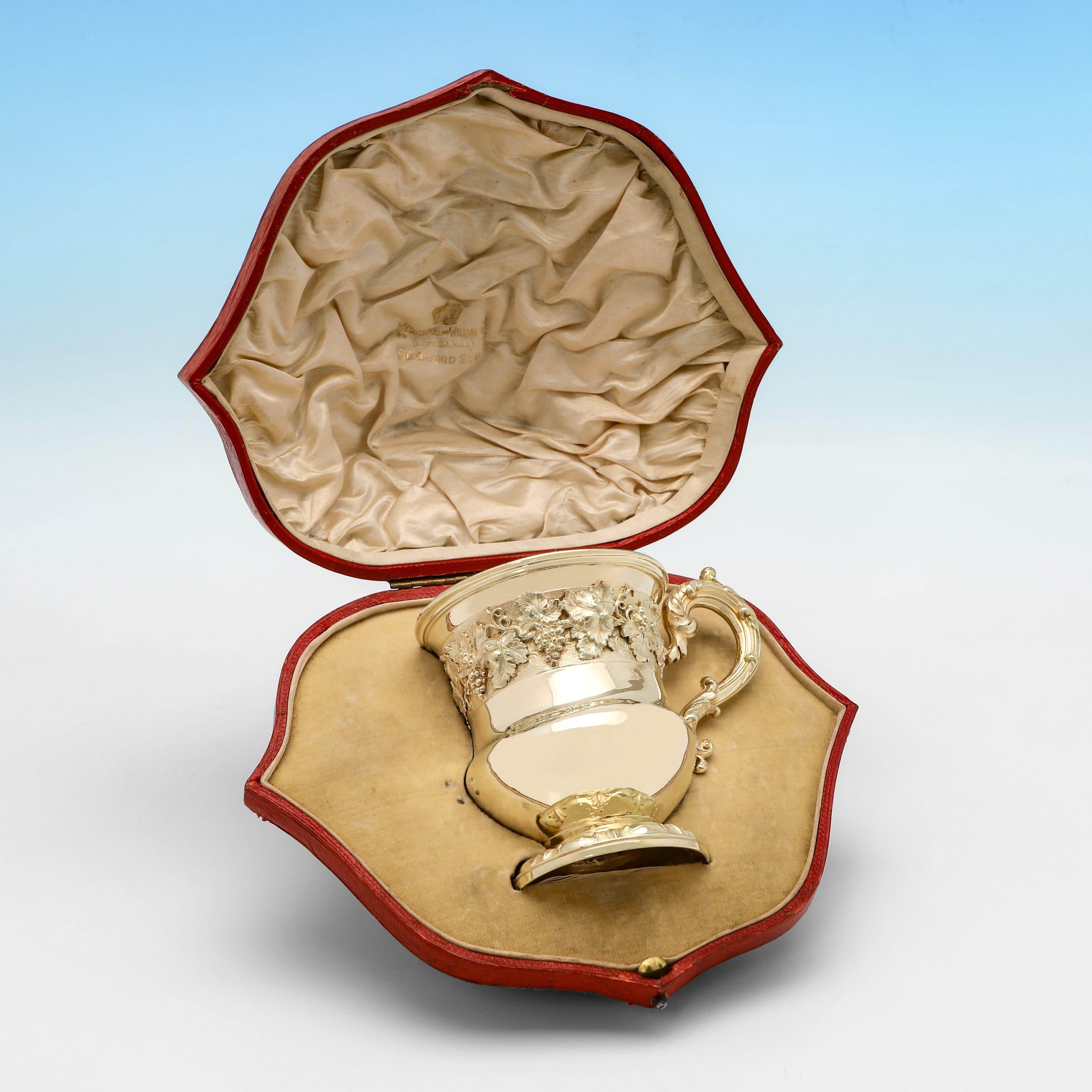 Poinçonnée à Londres en 1831 par Edward, Edward junior, John & William Barnards, cette superbe tasse de baptême en argent sterling d'époque William IV a conservé sa dorure d'origine, avec une frise de raisins et de vignes moulée et appliquée, et une