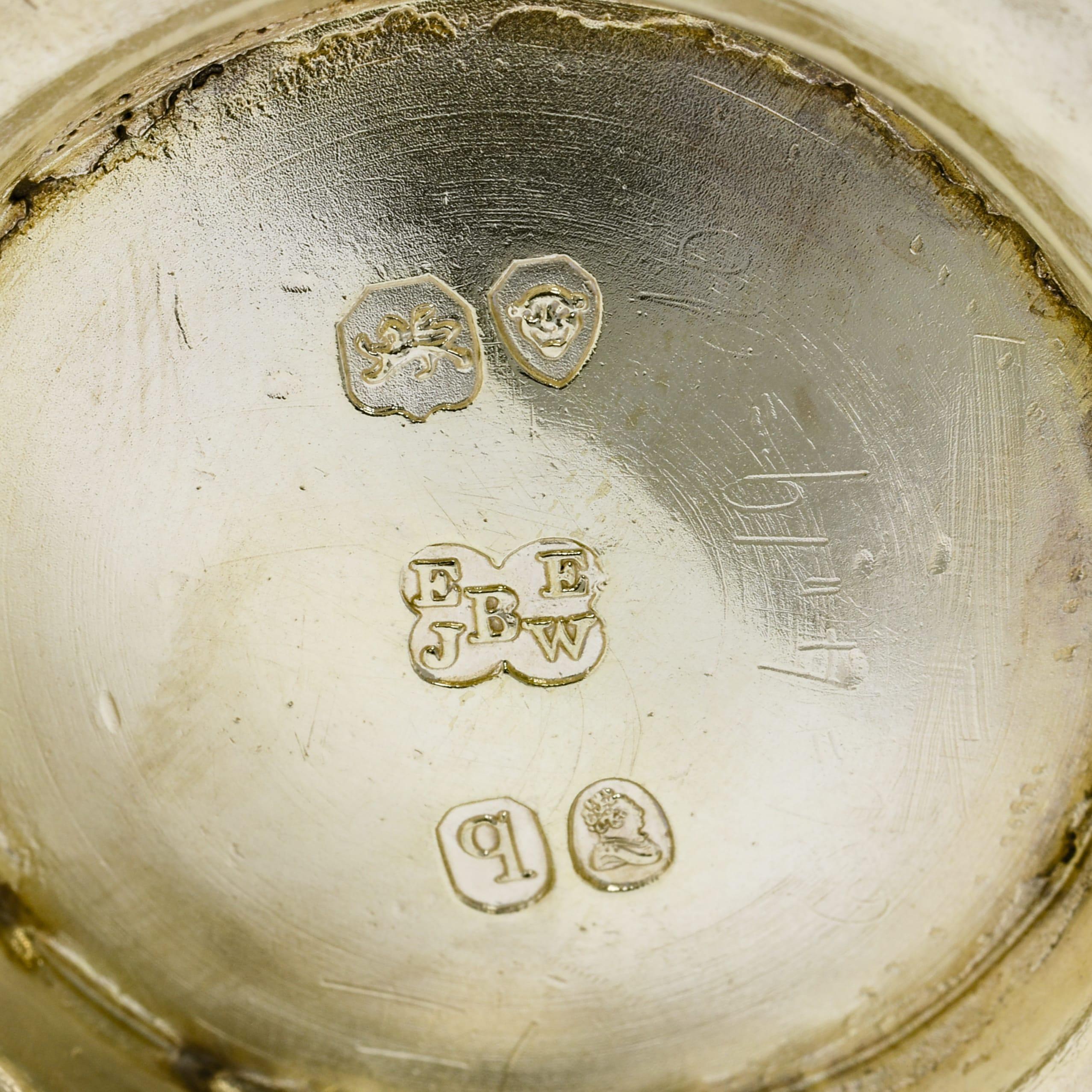 Milieu du XIXe siècle Incroyable chope de baptême en argent sterling doré de la période William IV, Barnards 1831 en vente