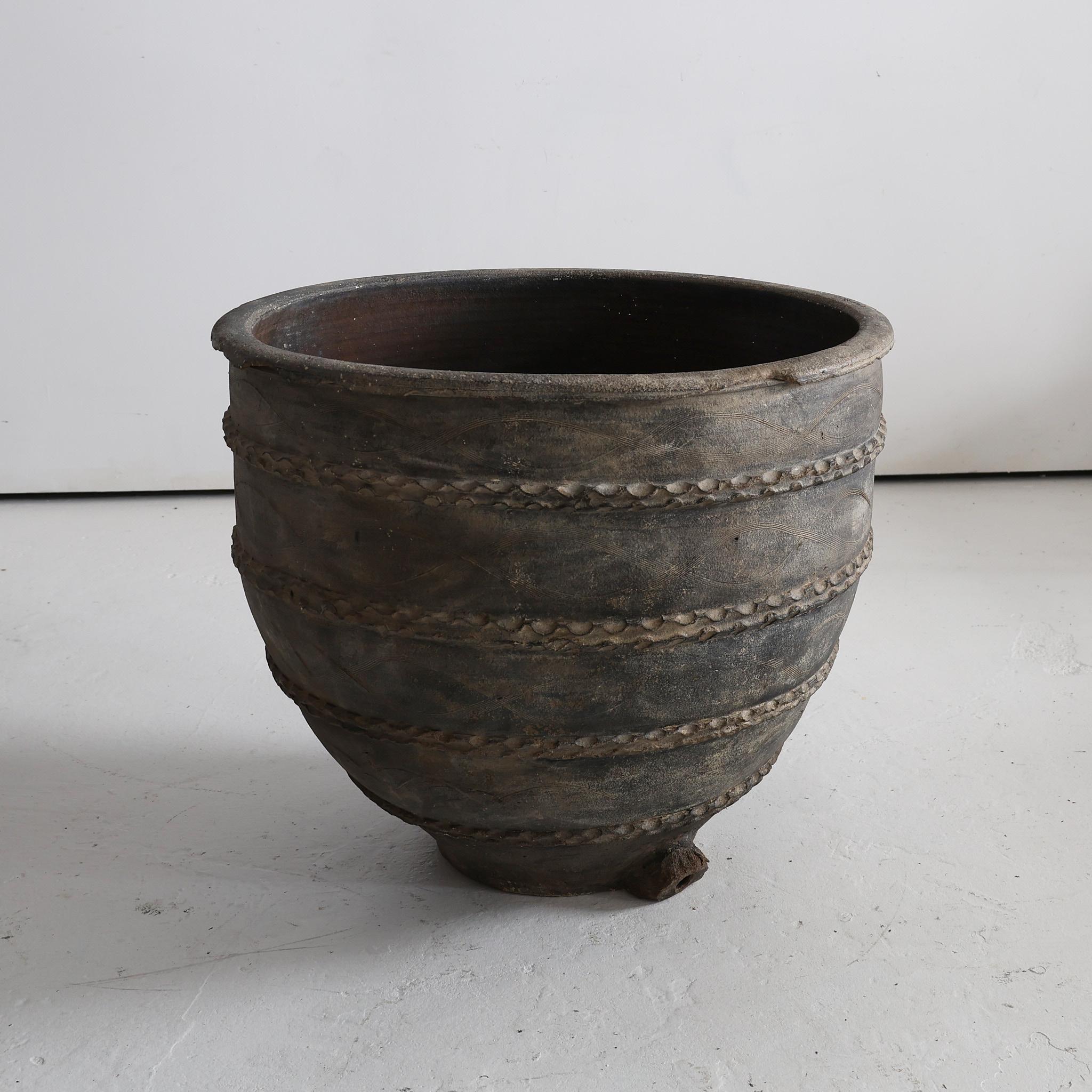 Un incredibile vaso in terracotta catalana nera del XVIII secolo proveniente dal villaggio di Quart, in Catalogna. 

Terracotta spessa pesantemente patinata. Originariamente veniva utilizzato per conservare il vino e/o l'olio d'oliva.  

Dimensioni