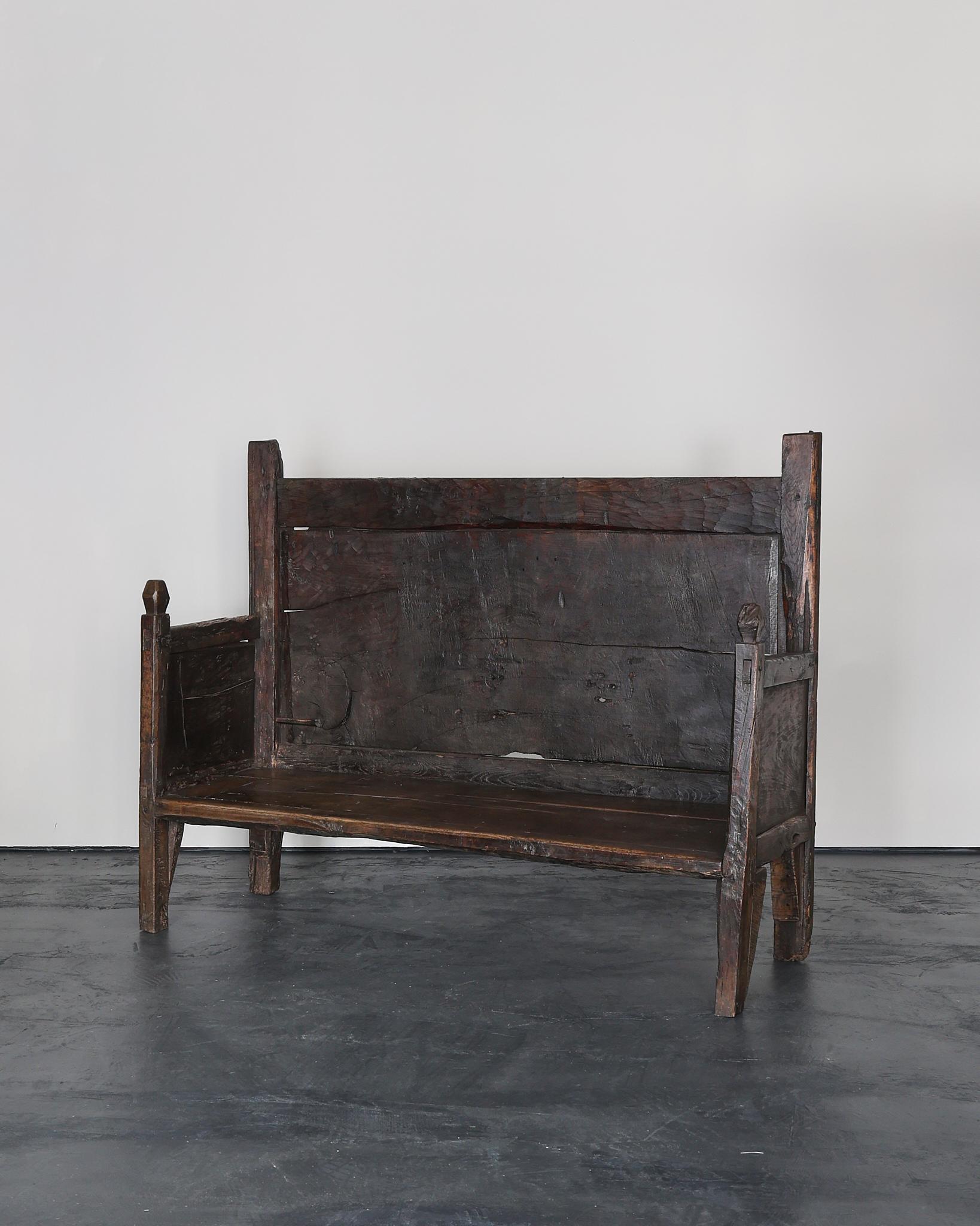 Un étonnant banc en châtaignier taillé du 17e C. provenant de la région de Trás-os-Montes, dans le nord-est du Portugal.

Fortement patiné en raison de plus de 300 ans d'utilisation et de nombreuses réparations anciennes.

Récemment restauré en