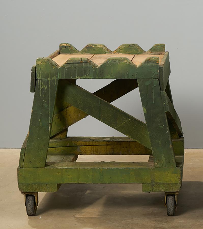 Incredibile carrello industriale in legno di grandi dimensioni, di colore verde, con base a doghe e bordi smerlati. La vernice verde originale presenta una patina dovuta all'età. Questo carrello sarebbe fantastico se fosse utilizzato in una grande