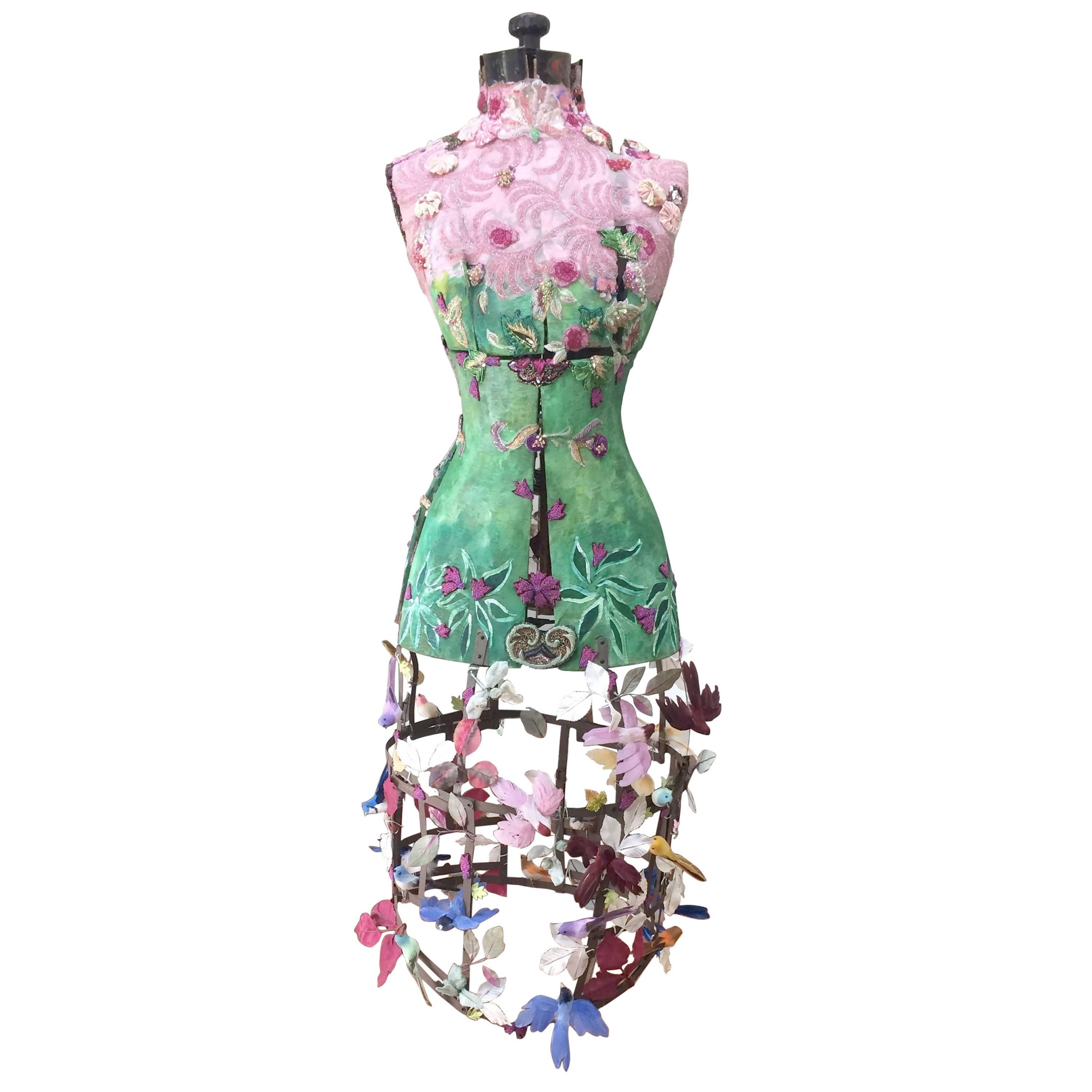 Enchanteresse sculpture en forme de robe en matériaux mixtes intitulée Printemps