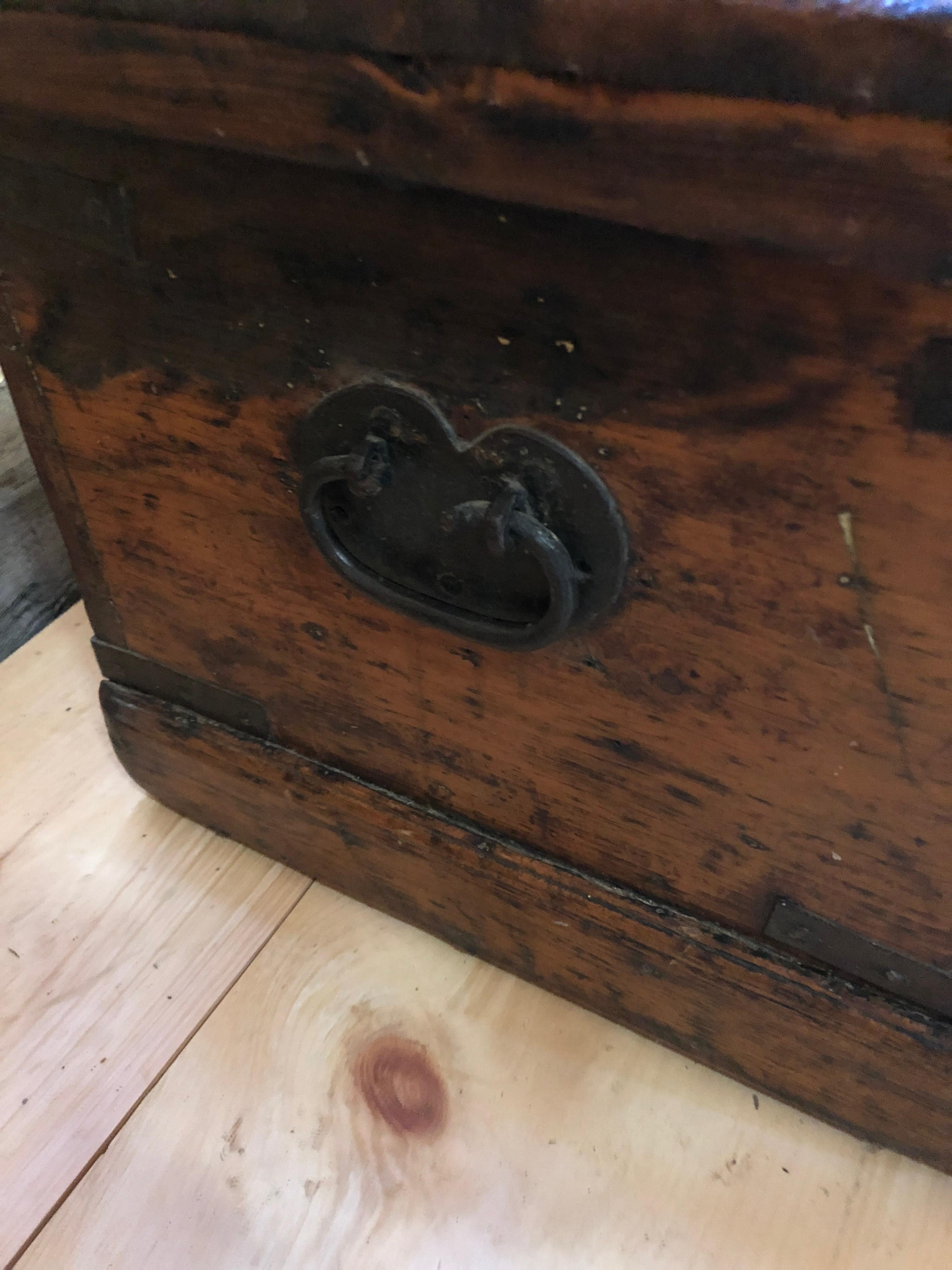 Incredibly Handsome Distressed Antique Blanket Chest In Good Condition In Hopewell, NJ