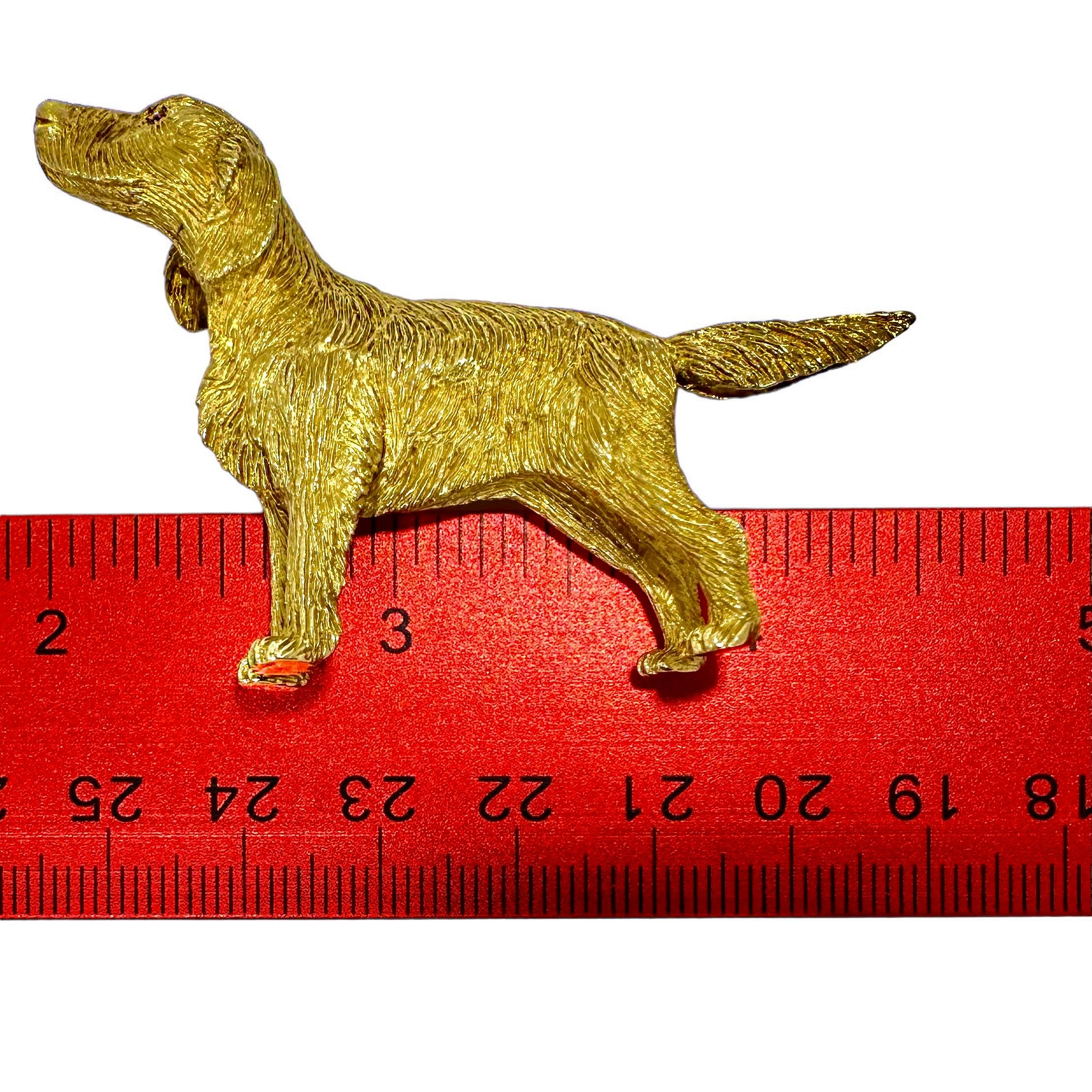 Women's or Men's Incredibly Lifelike Vintage 18k Yellow Gold Setter Dog Brooch with Ruby Eyes For Sale