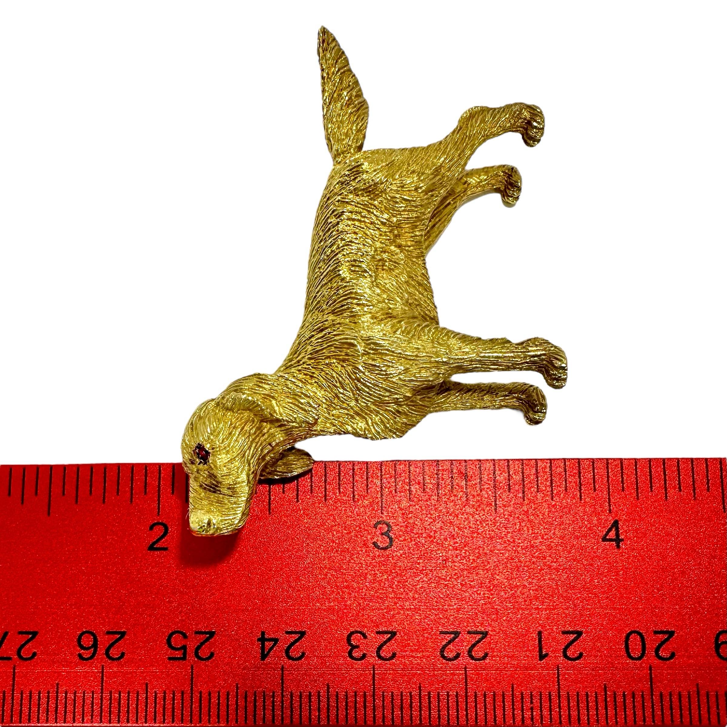 Women's or Men's Incredibly Lifelike Vintage 18k Yellow Gold Setter Dog Brooch with Ruby Eyes For Sale