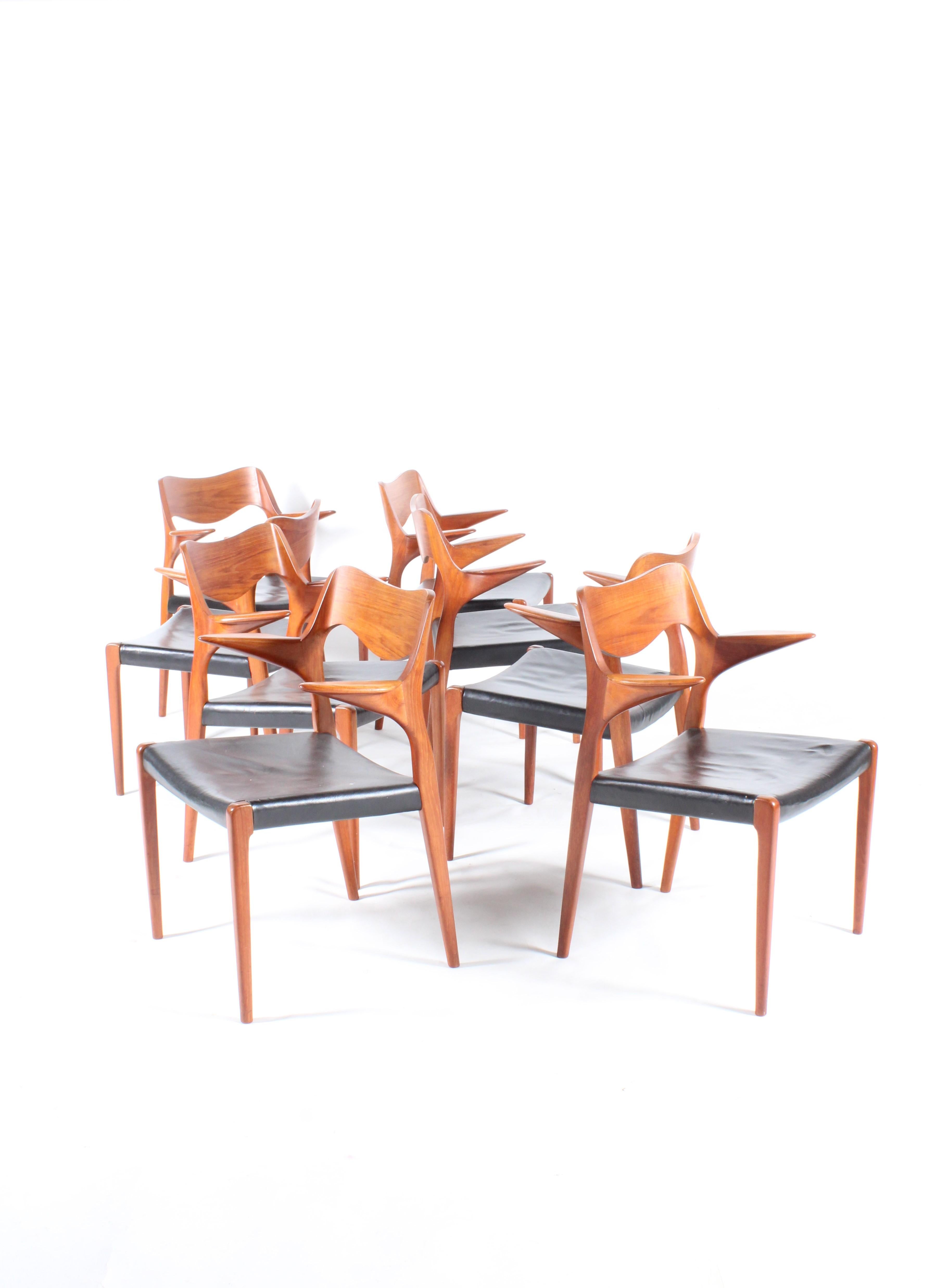 Incredibly Rare & Beautiful Set Of Eight Niels Otto Moller Teak Model 55 Chairs For Sale 3
