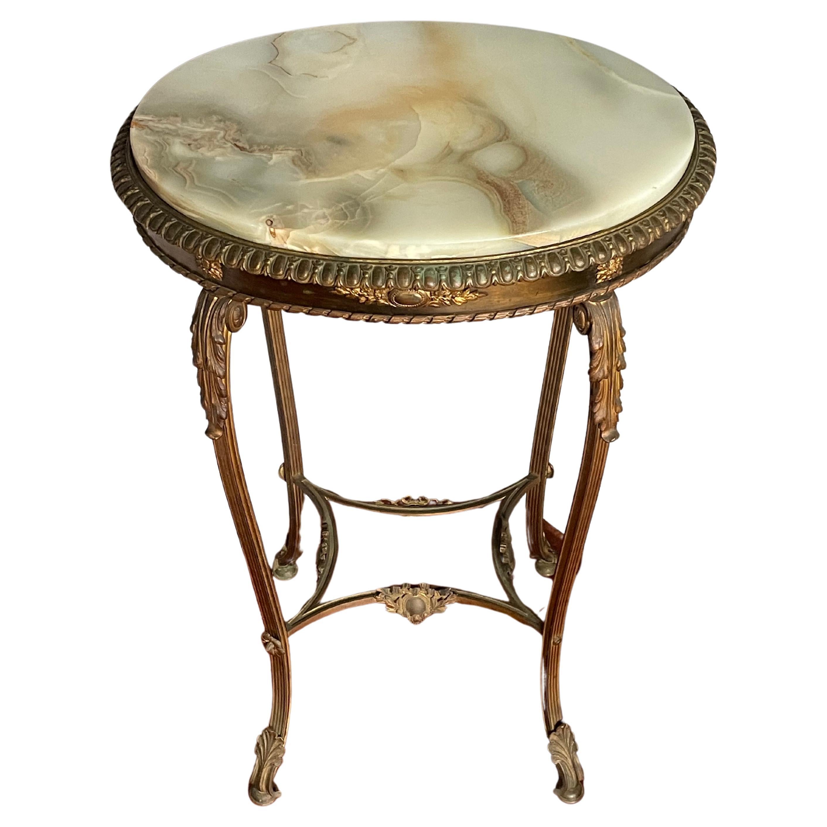 Incroyable table d'appoint française d'antiquités, plateau en bronze doré et onyx vert