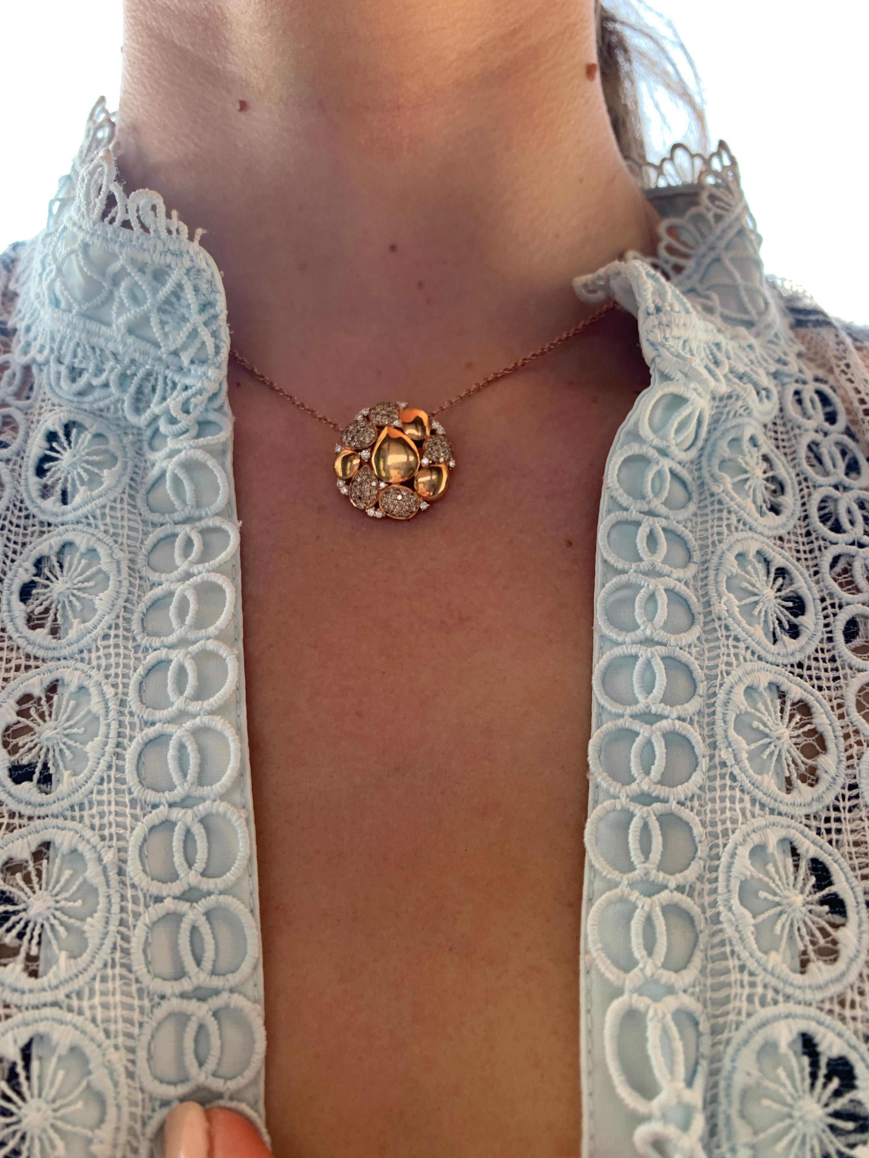 Unglaublich stilvolle Halskette aus Gelbgold mit weißen Diamanten aus 18 Karat im Zustand „Neu“ im Angebot in Montreux, CH