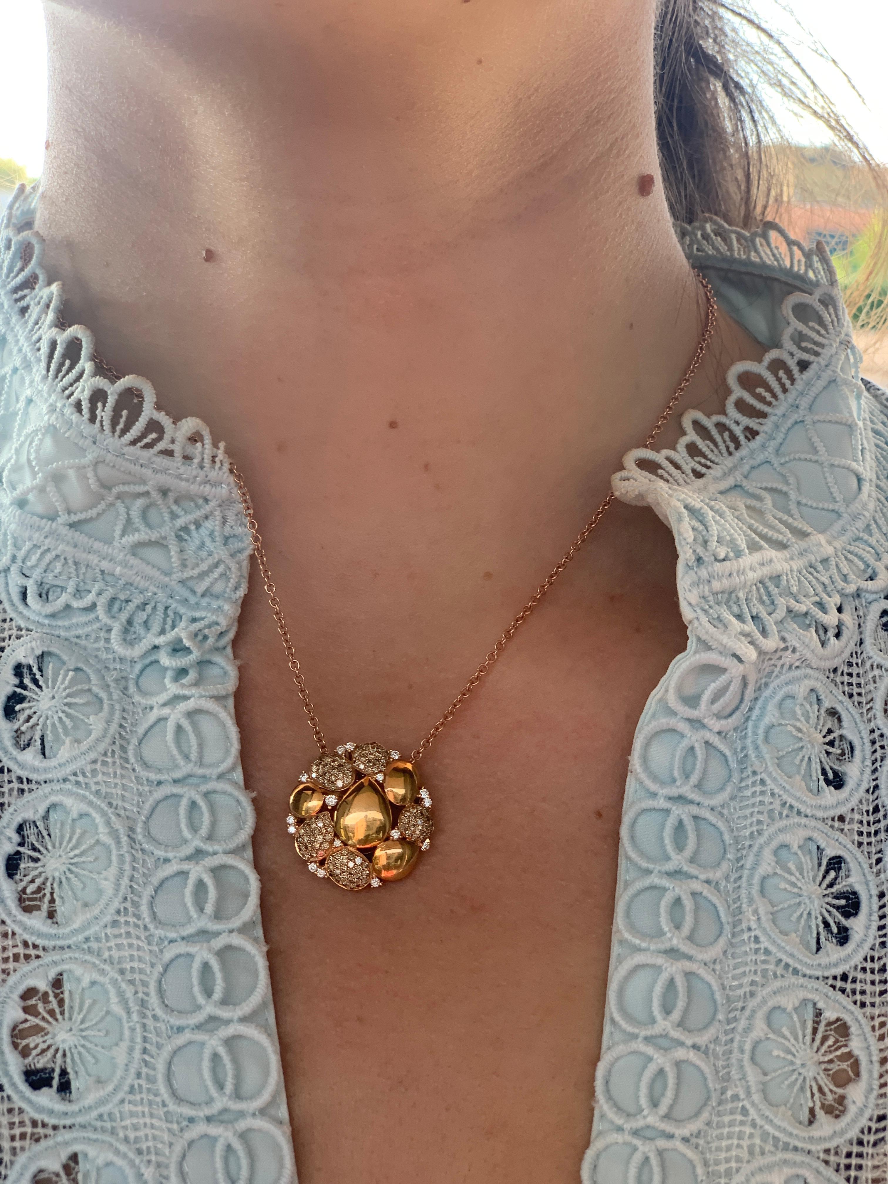 Unglaublich stilvolle Halskette aus Gelbgold mit weißen Diamanten aus 18 Karat Damen im Angebot
