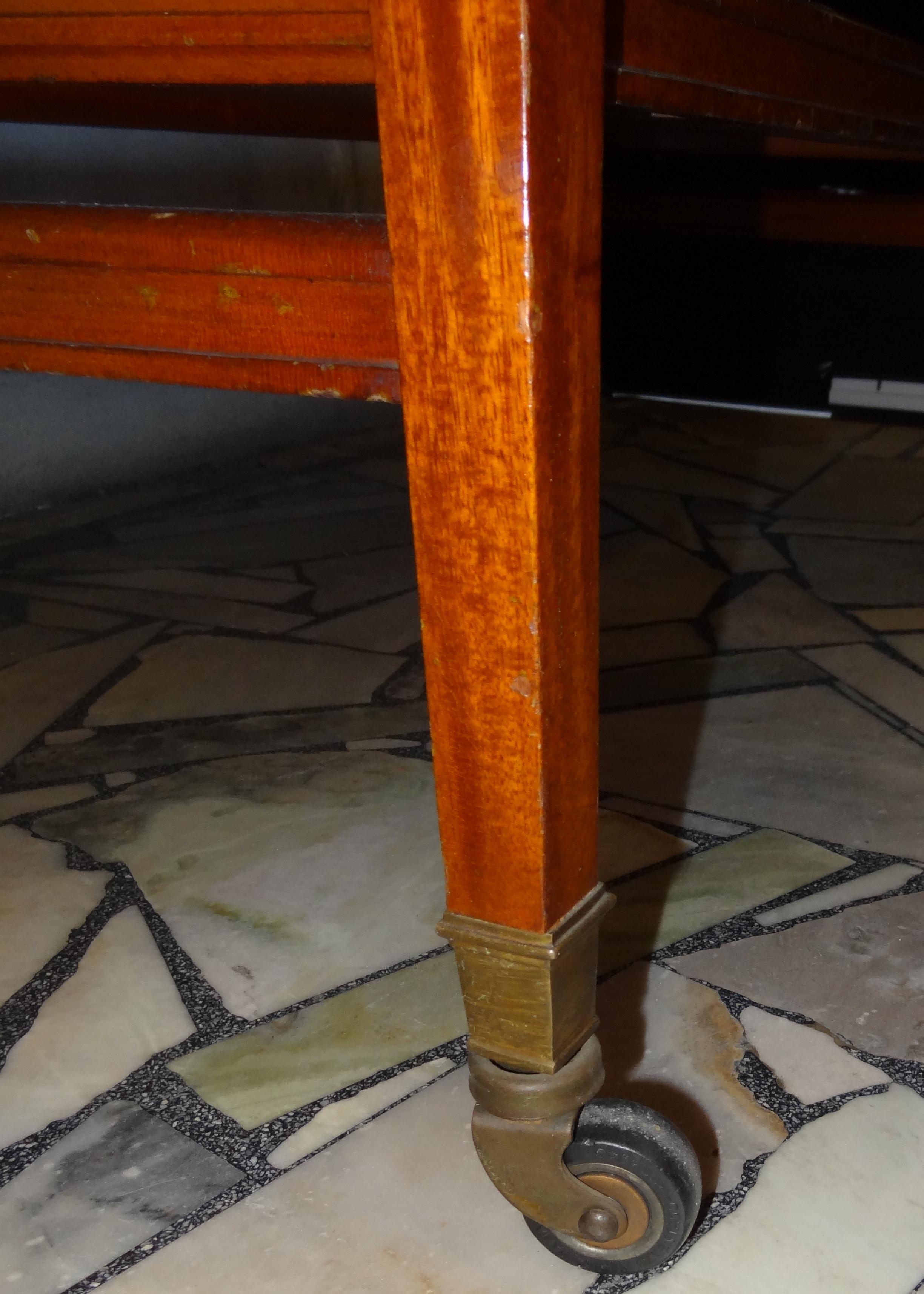 Bois Incroyable table à livres avec plateaux style Art déco en bois  France, 1920 en vente
