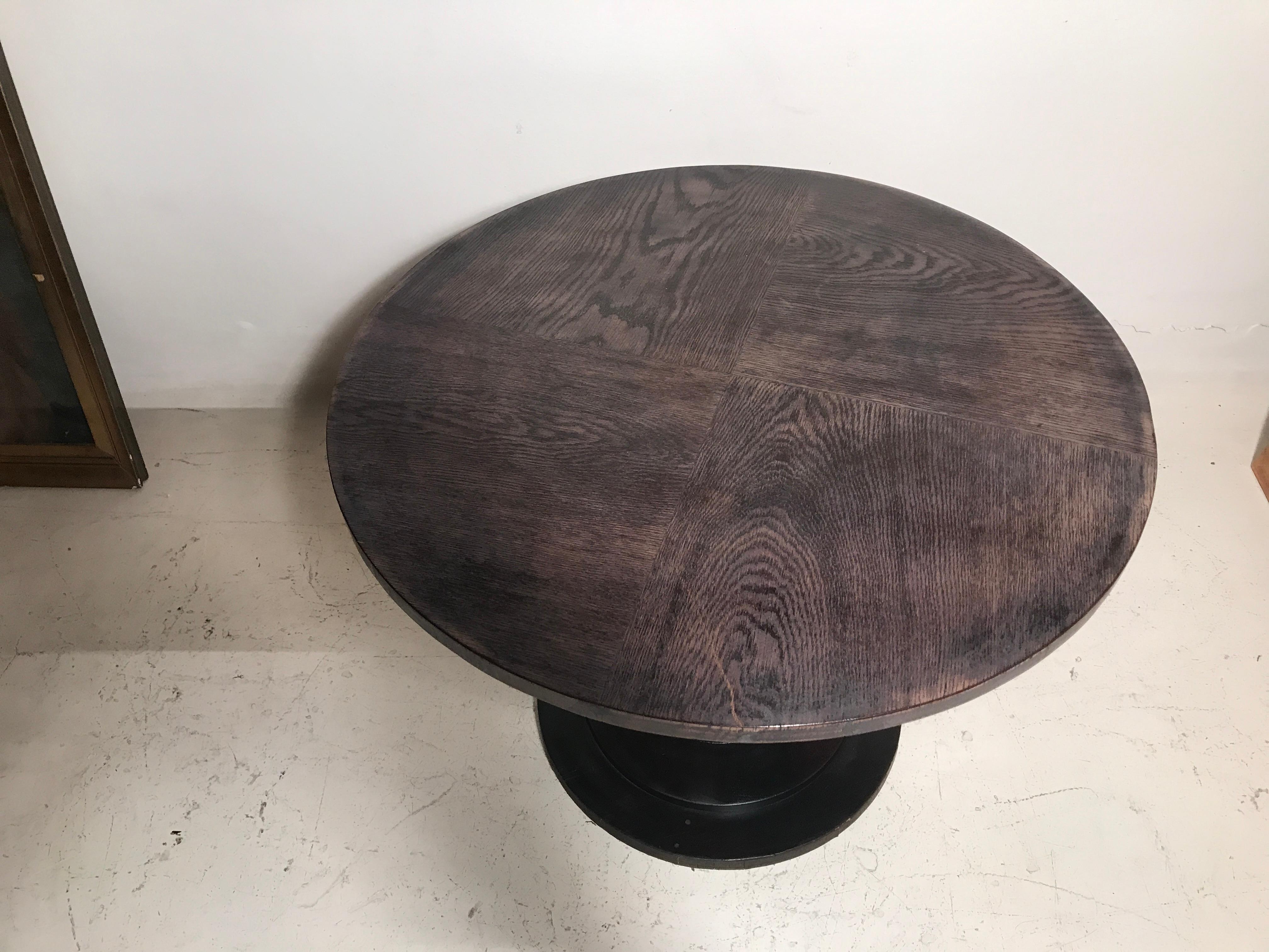 Art déco Incroyable table Art Déco en bois de chêne repoussé, France, 1920 en vente