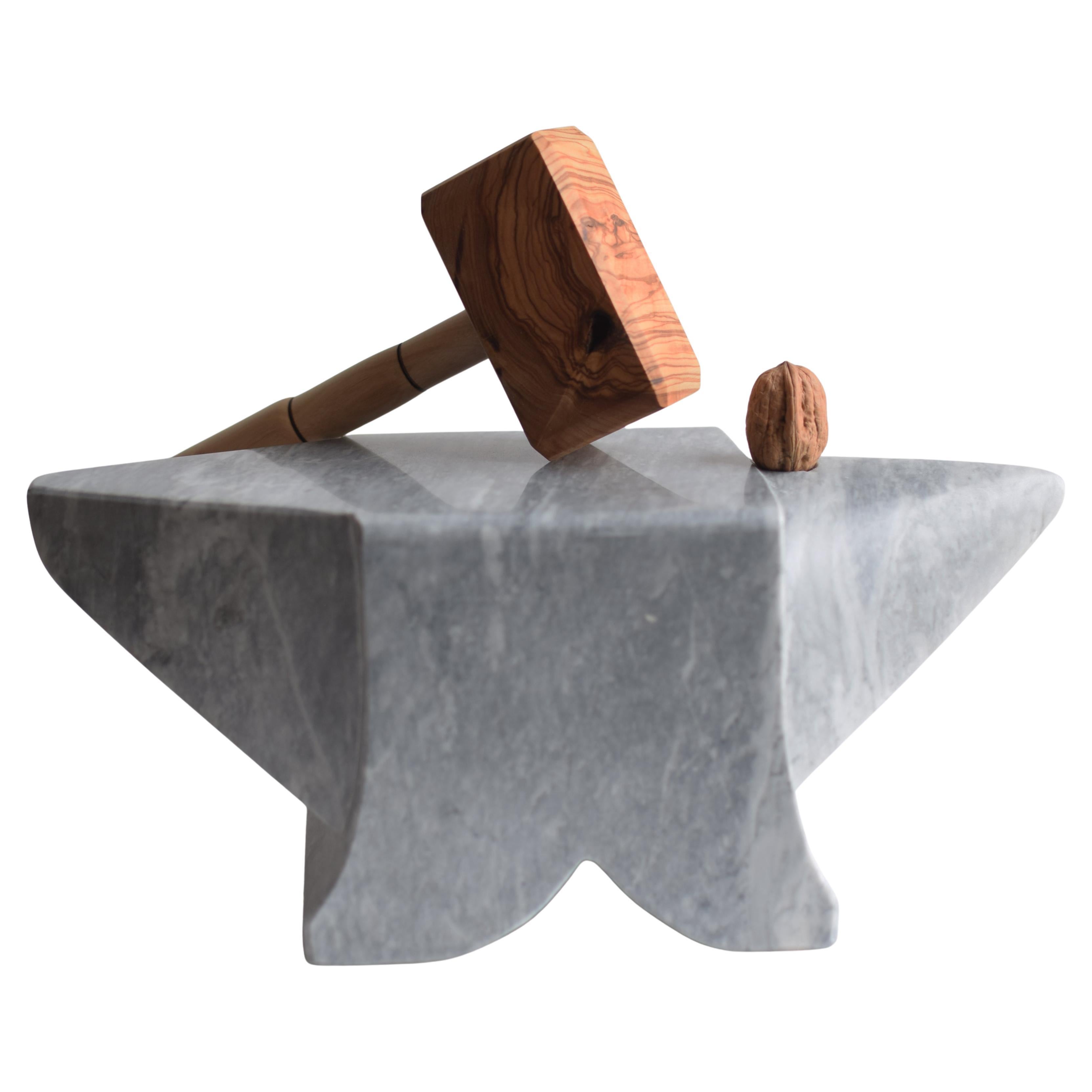 Incudine scolpita su marmo bardiglio -schiaccianoci-made in Italy