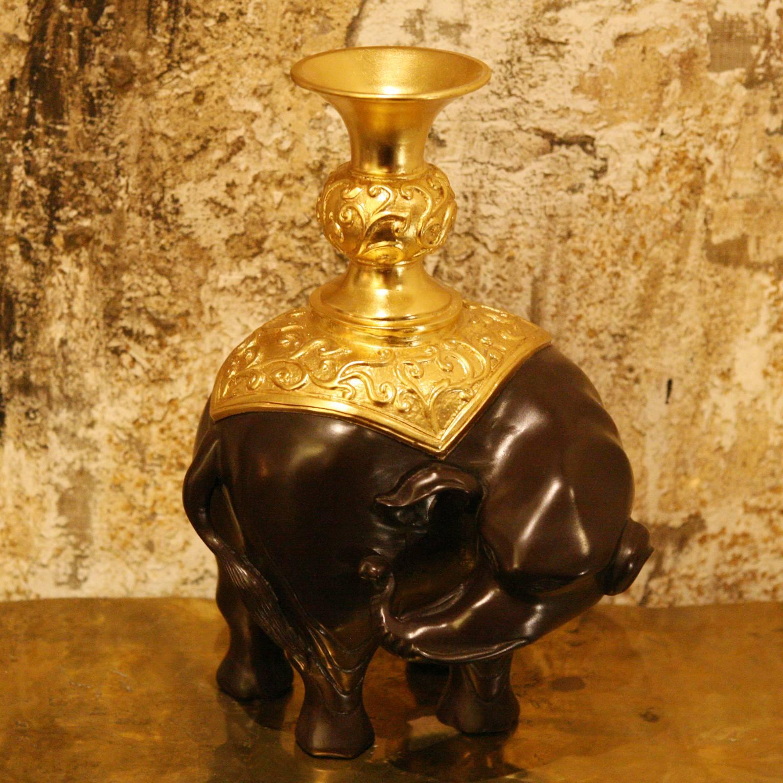 Skulpturen indische Elefanten Satz von zwei in festen
lackiertes Holz mit massiver, vergoldeter Bronze.
Maße: L 20 x T 17 x H 31cm pro Stück.
 