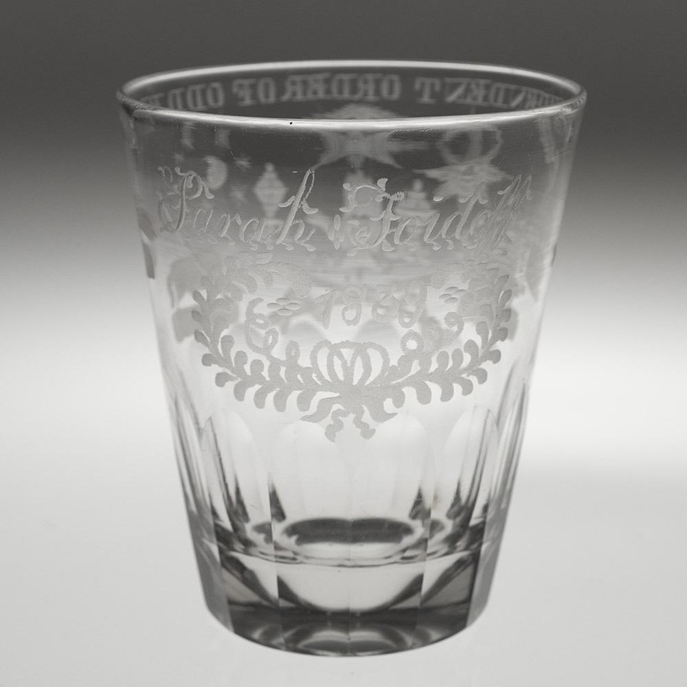 Intitulé : Independent Order of Oddfellows tumbler gravé inscrit 1839
Période : Victoria
Origine : Angleterre
Couleur : Clair
Bol : Bocket - gravé de nombreux symboles Oddfellows dont : l'œil qui voit tout, le cœur dans la main, la lune et les