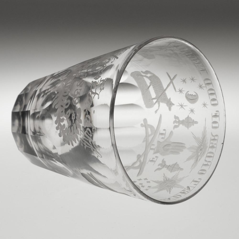 Independent Order of Oddfellows gravierter Becher mit Gravur, um 1839 (Geblasenes Glas) im Angebot