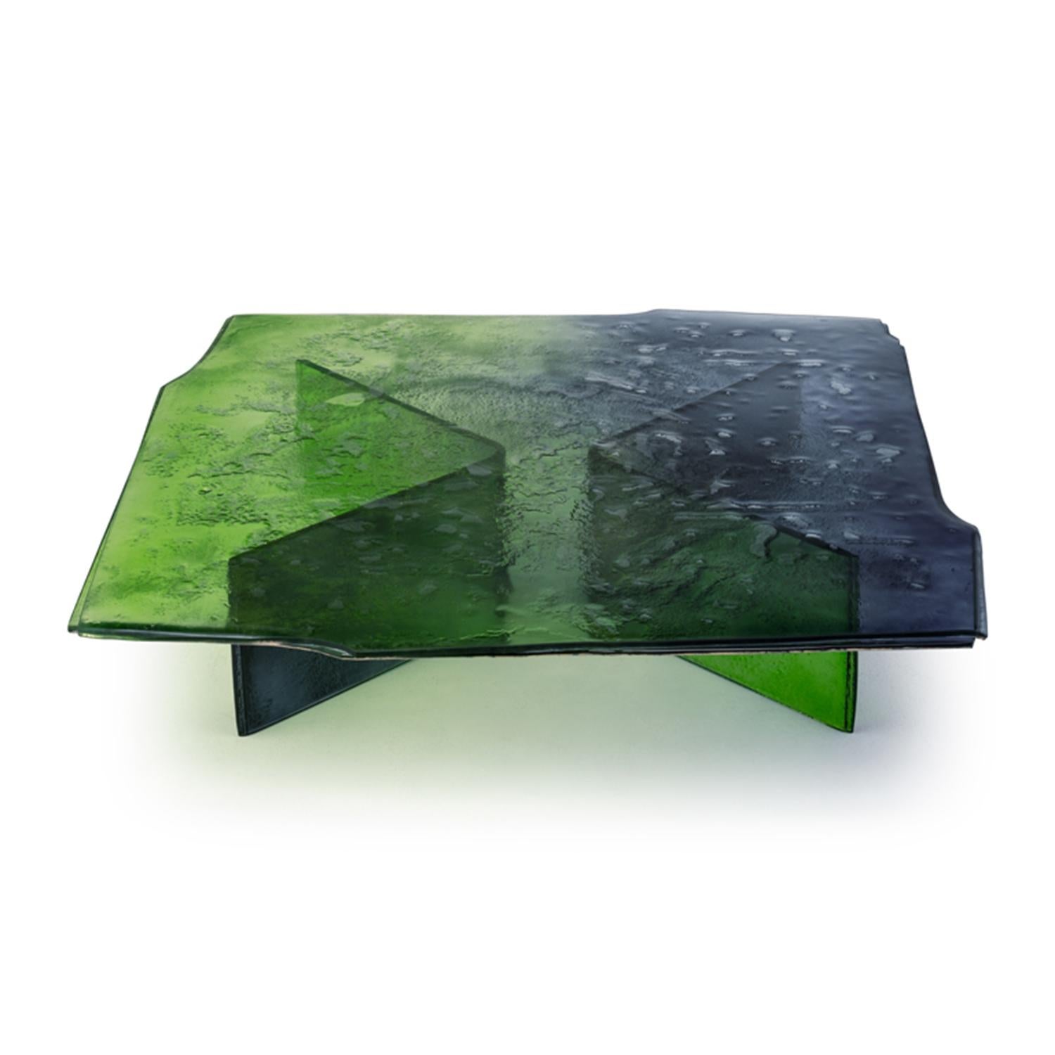Table basse Sous-bois avec structure en 
verre cuit, dessus à bords irréguliers. Tous les
Les parties en verre sont vernies dans un dégradé de
bleu nuit à vert, partiellement argenté 
au dos.