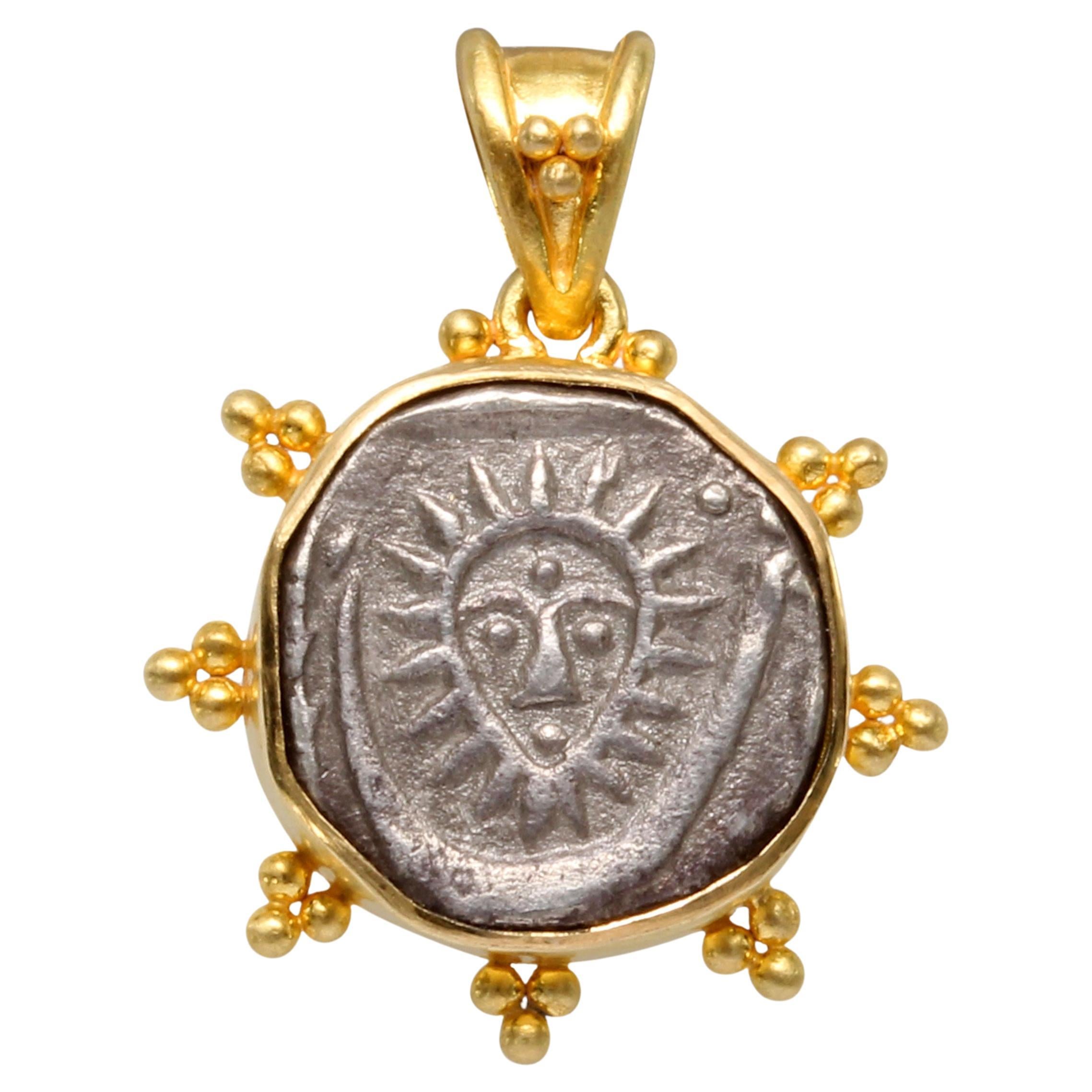 Pendentif en or 18K représentant une pièce de monnaie à face solaire de l'Inde des années 1850 
