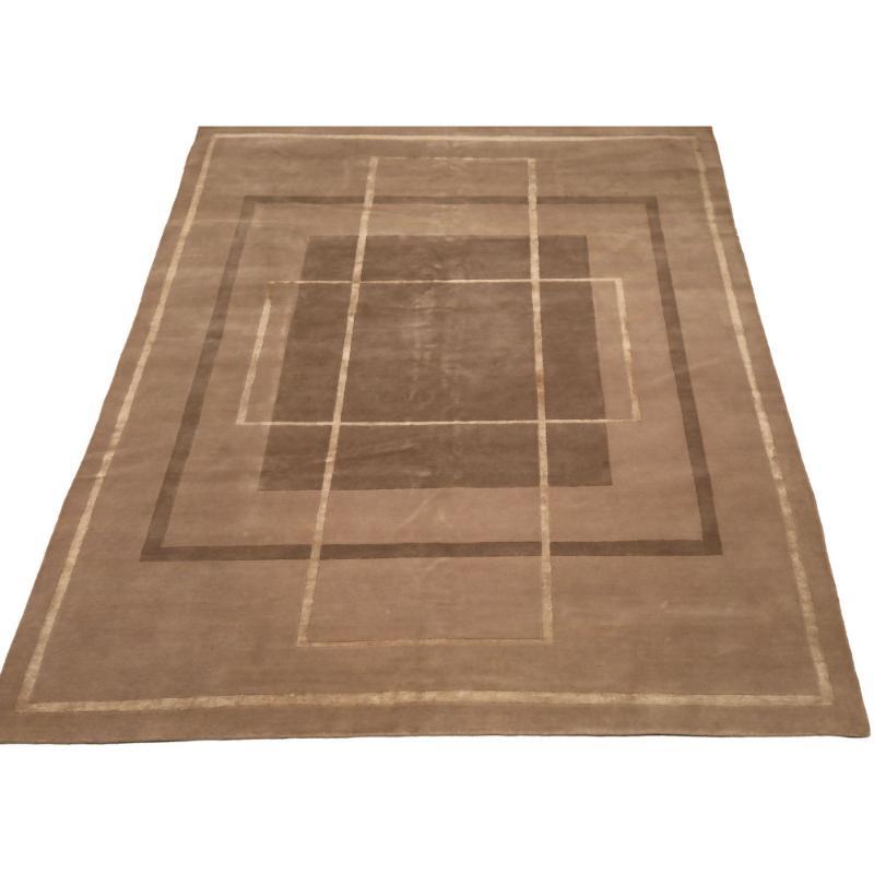 Entdecken Sie die Eleganz von India Abadeh mit Teppichen von Circa 1990. Dieses exklusive Design aus Wolle und Braun-Elfenbein-Taupe ist perfekt, um Ihren Raum zu verschönern.