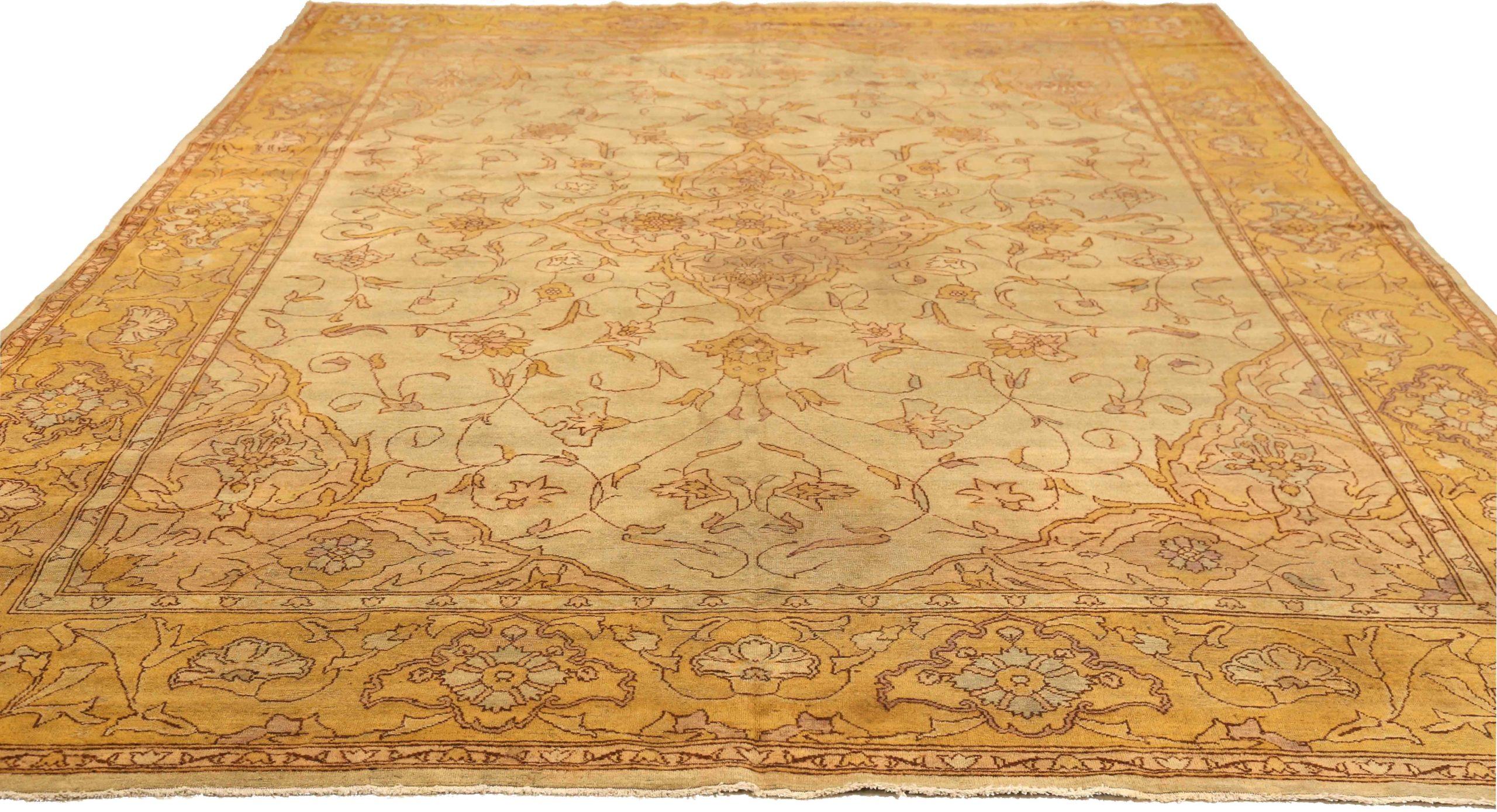 Découvrez l'élégance de l'Inde Agra avec des tapis de zone datant de 1910. Conçu avec de la laine et du Design/One, ce design exclusif est parfait pour mettre en valeur votre espace.