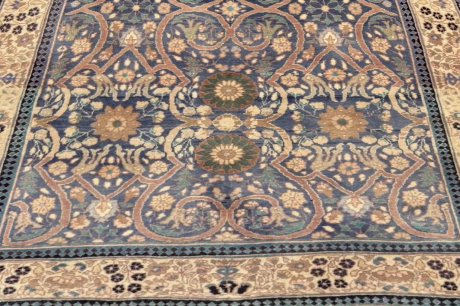 Alfombra Pequeña India Agra Circa 1910 - Lana Gris Verde Marfil Rojo 73757 en Excelente estado para la venta en Dallas, TX