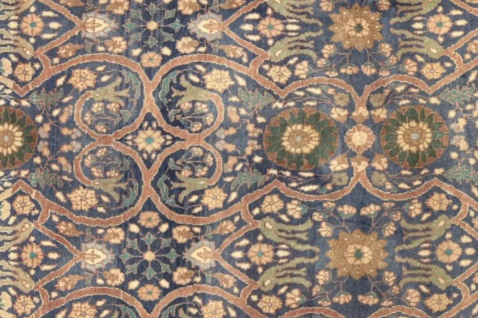Alfombra Pequeña India Agra Circa 1910 - Lana Gris Verde Marfil Rojo 73757 en venta 1