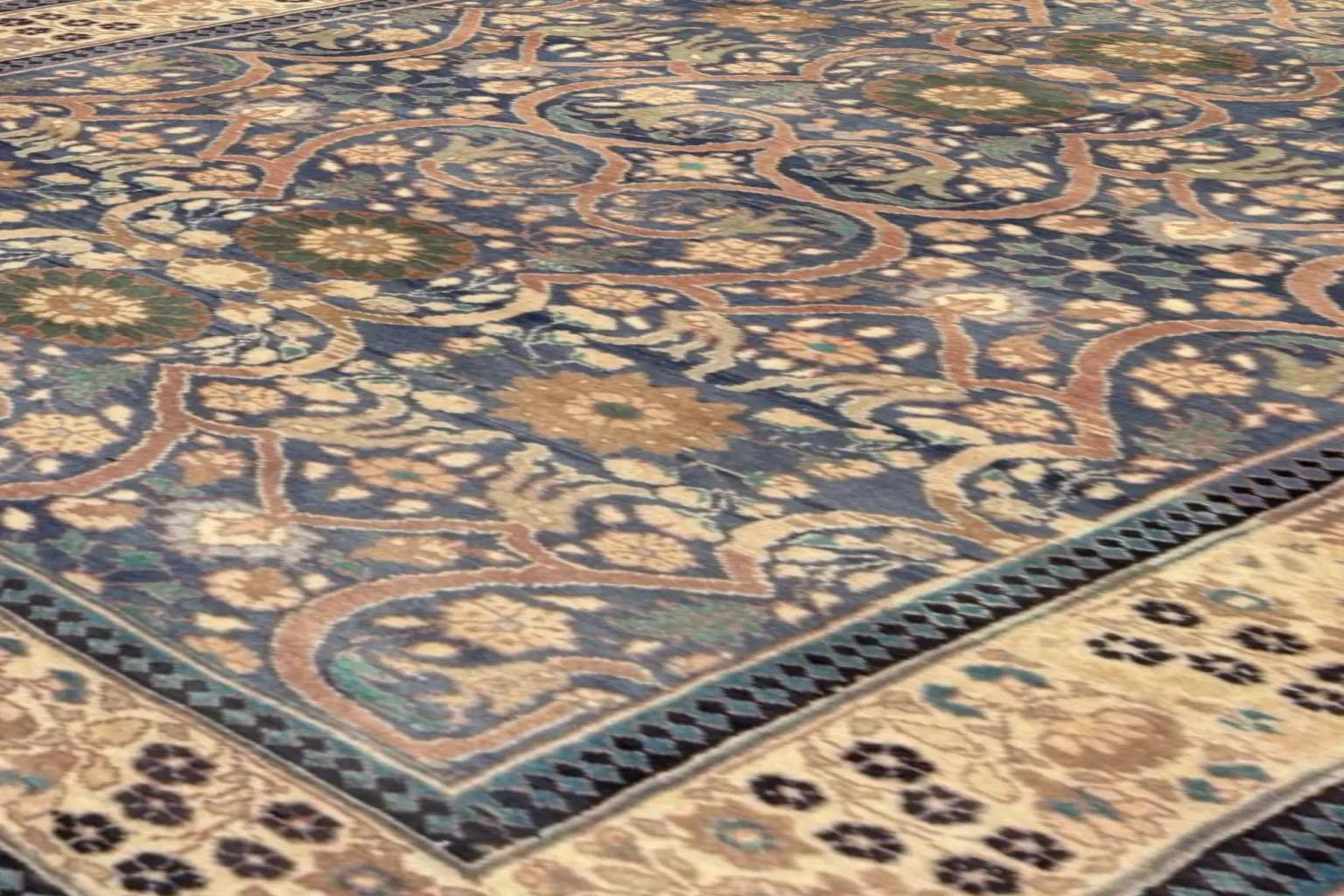 Alfombra Pequeña India Agra Circa 1910 - Lana Gris Verde Marfil Rojo 73757 en venta 2