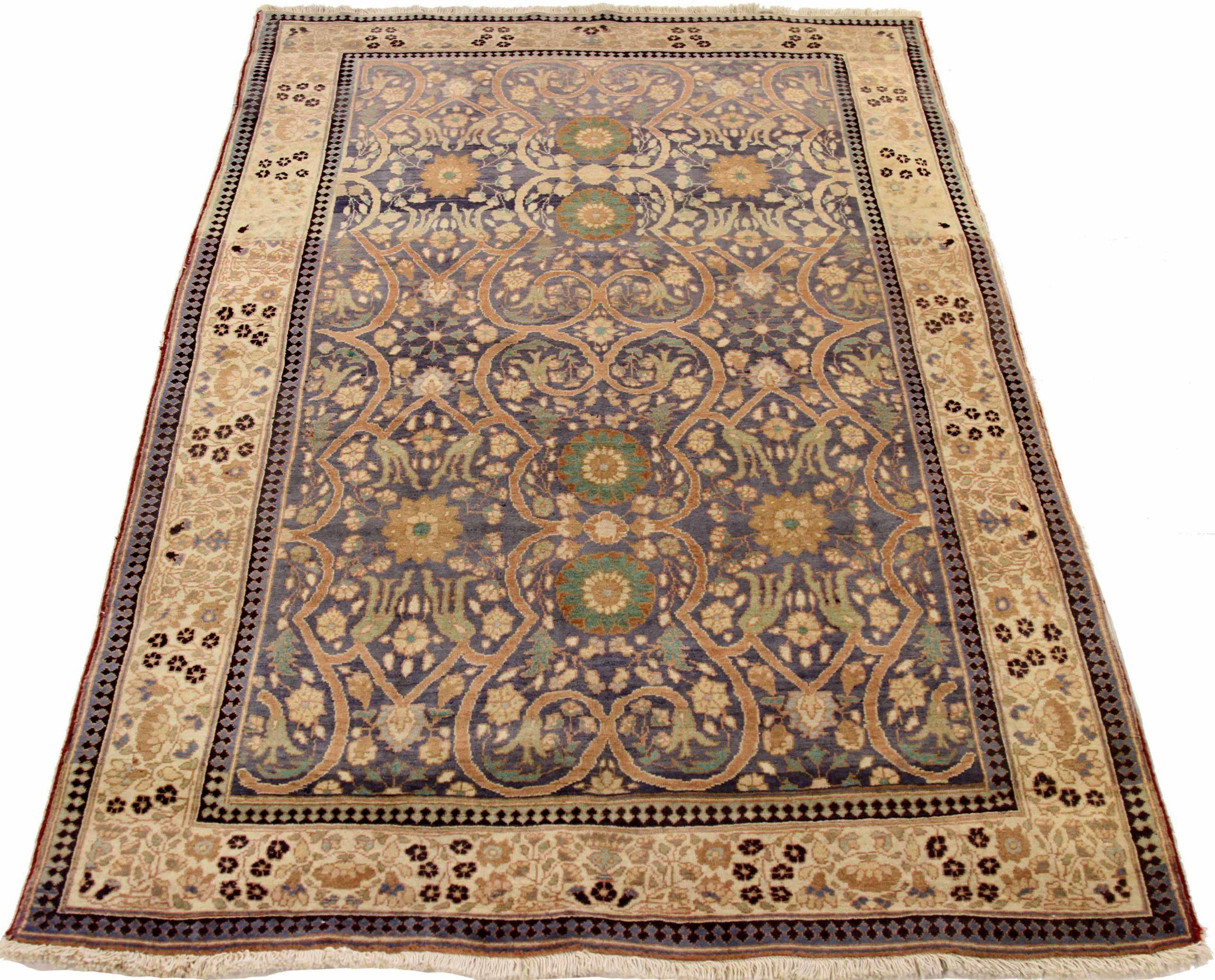 Entdecken Sie die Eleganz von India Agra mit dem kleinen Teppich CIRCA 1910. Dieses exklusive Design aus Wolle und GreenIvoryPurpel ist perfekt, um Ihren Raum zu verschönern.