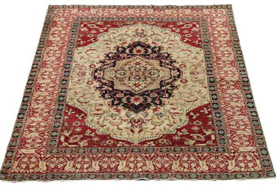 Scopri l'eleganza dell'Eleg con il tappeto piccolo Agra del 1990 circa. Progettato con lana e avorio e blu-rosso, questo design esclusivo è perfetto per valorizzare il tuo spazio.