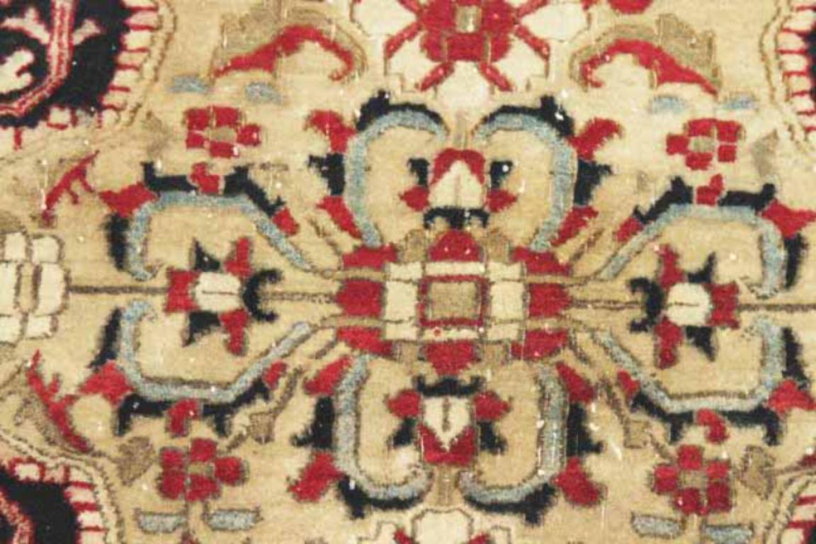 India Agra Small Design circa 1990 - Lana Avorio Blu Navy Rosso Design - 91749 In condizioni ottime in vendita a Dallas, TX